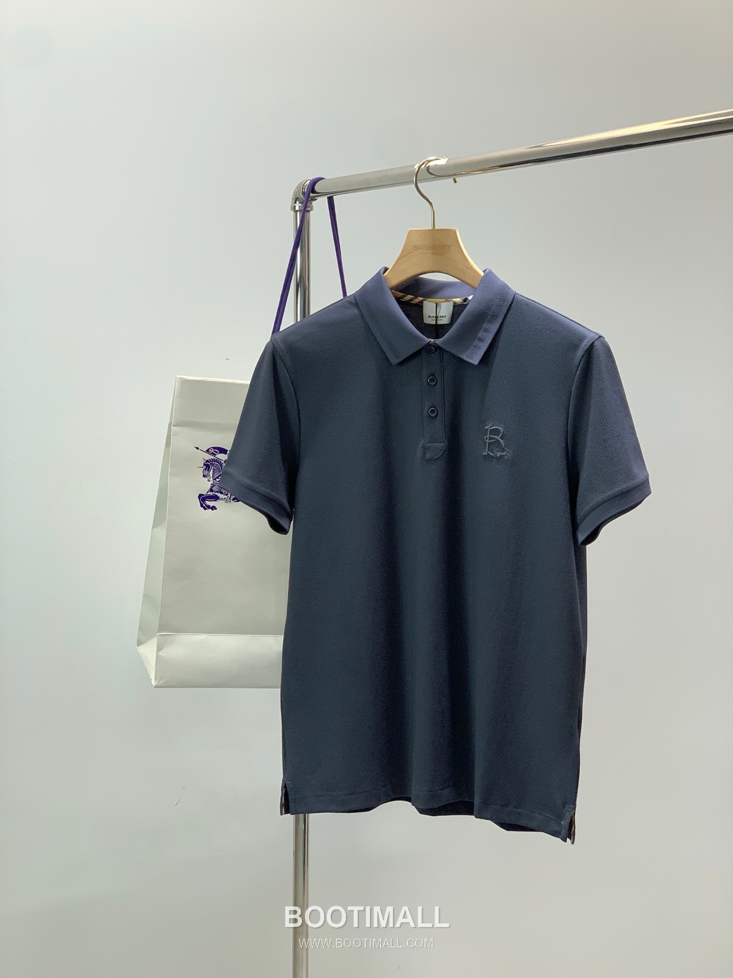 Burberry SS26 Cotton Collared Short Sleeve T-Shirt with Embroidered Logo 버버리 SS26 코튼 카라 반팔 티셔츠 자수 로고 1
