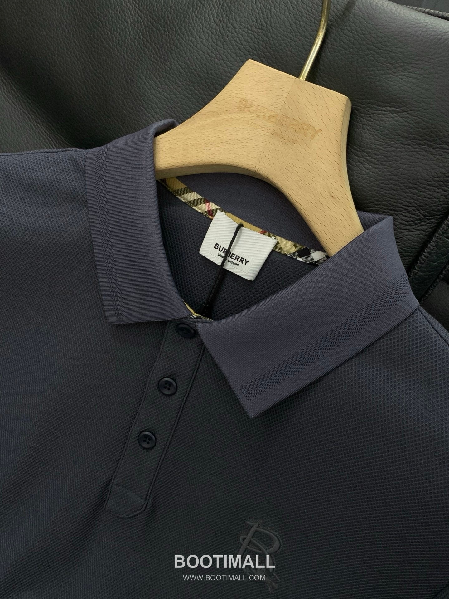 Burberry SS26 Cotton Collared Short Sleeve T-Shirt with Embroidered Logo 버버리 SS26 코튼 카라 반팔 티셔츠 자수 로고 4