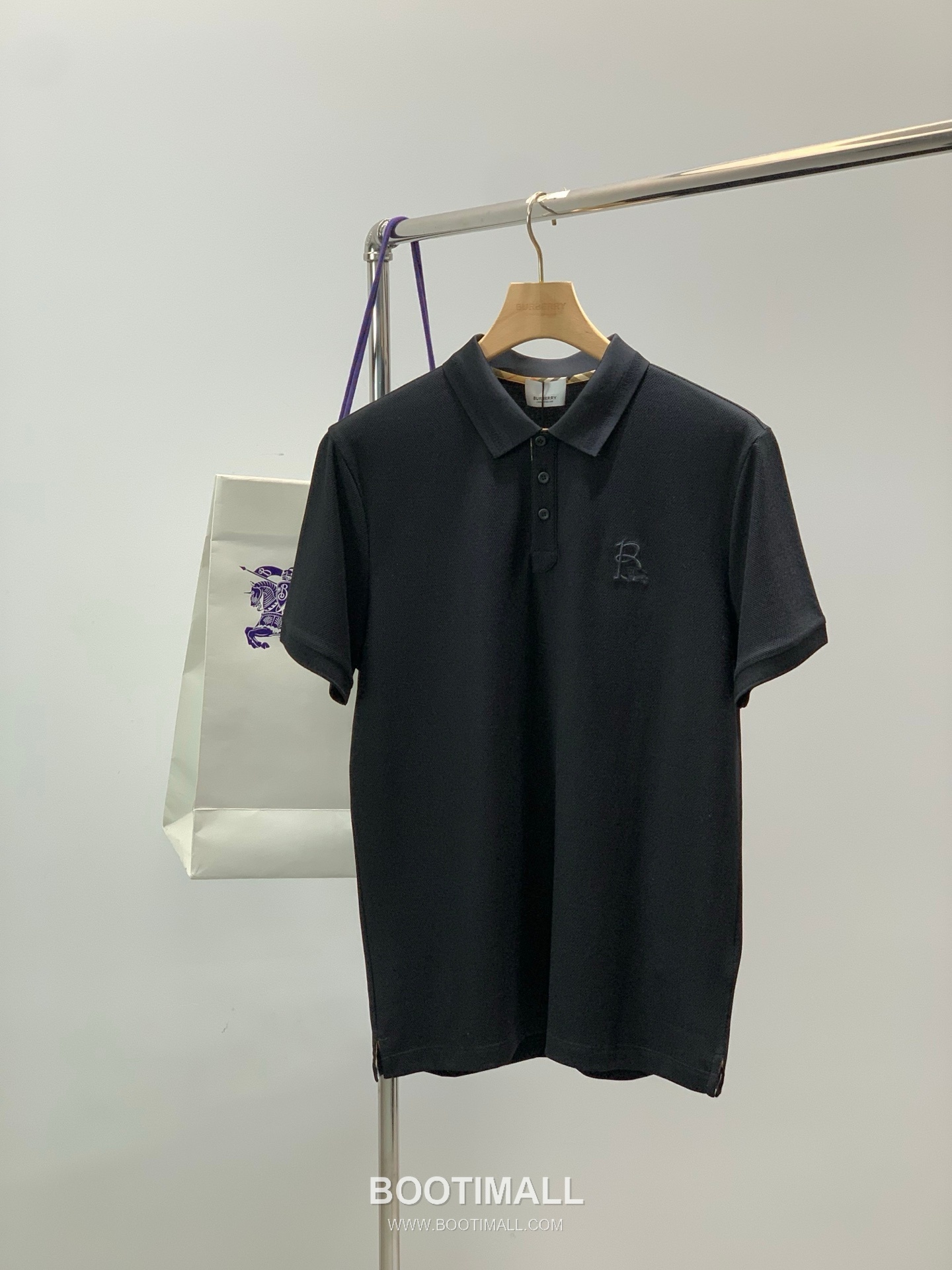 Burberry SS26 Cotton Collared Short Sleeve T-Shirt with Embroidered Logo 버버리 SS26 코튼 카라 반팔 티셔츠 자수 로고 1