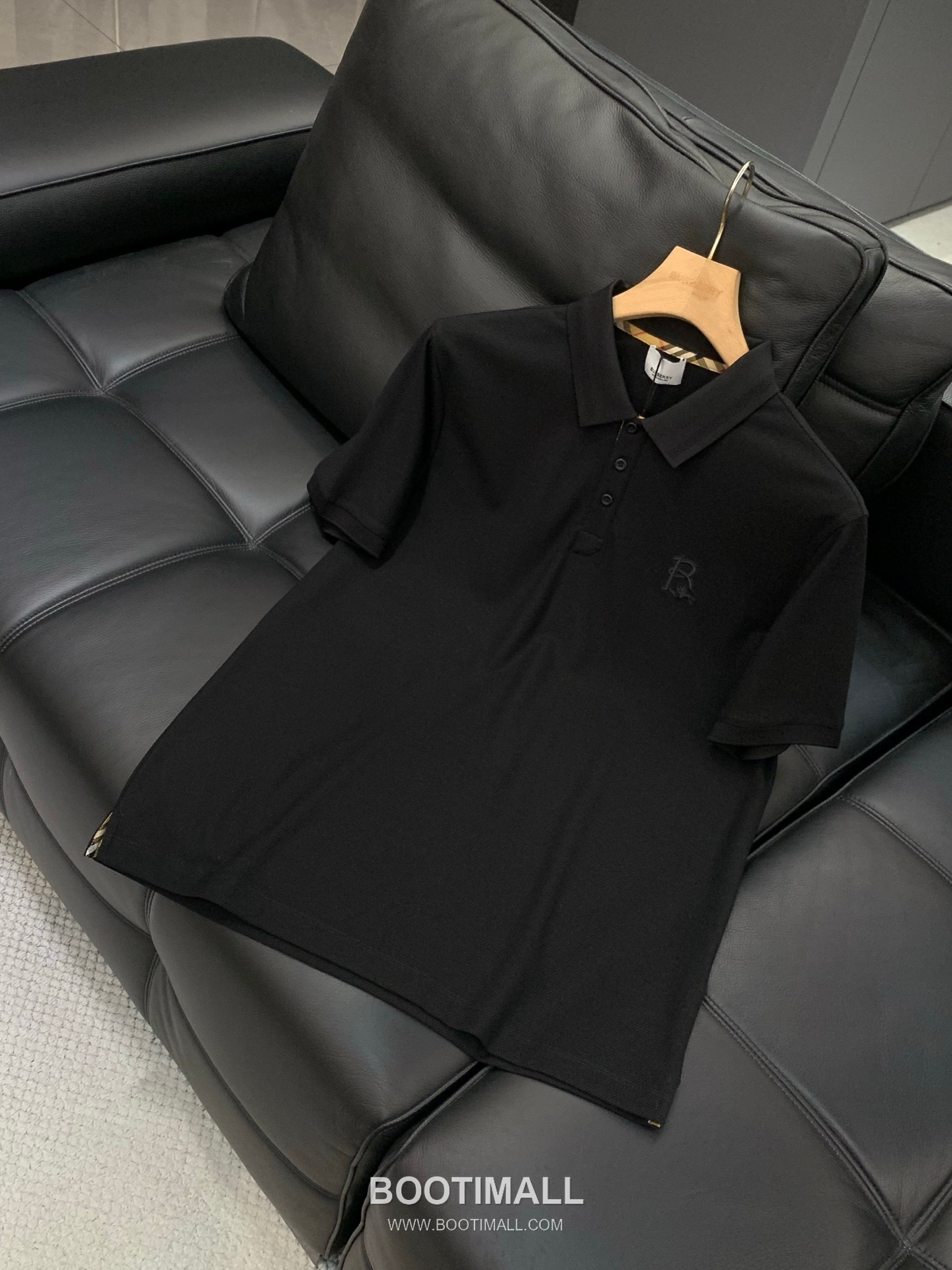 Burberry SS26 Cotton Collared Short Sleeve T-Shirt with Embroidered Logo 버버리 SS26 코튼 카라 반팔 티셔츠 자수 로고 3