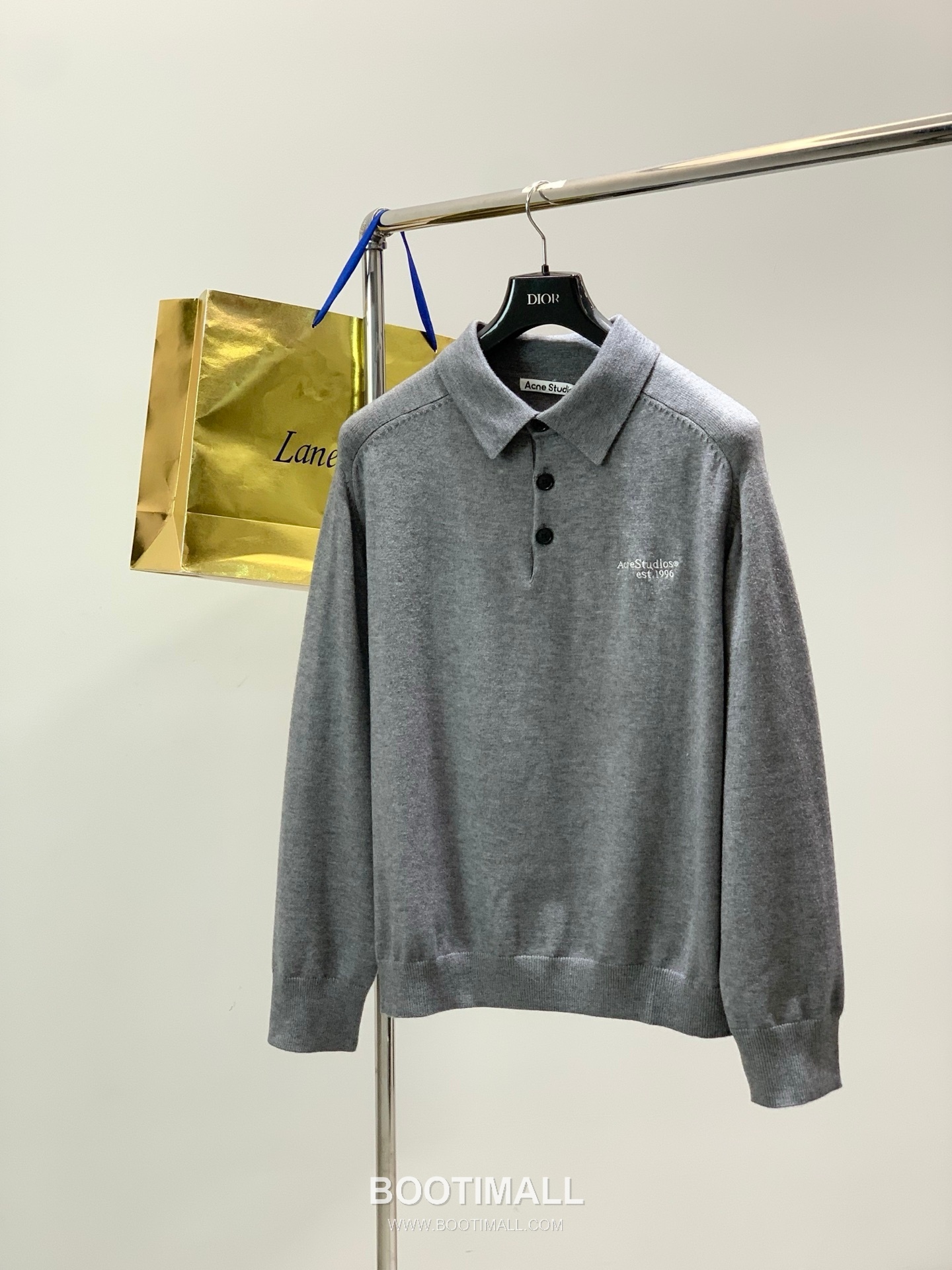 Acne Studios SS26 Wool Knit Collared Sweater with Embroidered Logo 아크네스튜디오 SS26 울 니트 카라 스웨터 자수 로고 1