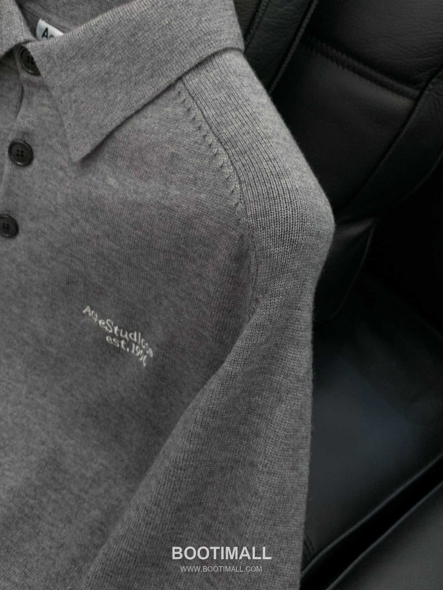 Acne Studios SS26 Wool Knit Collared Sweater with Embroidered Logo 아크네스튜디오 SS26 울 니트 카라 스웨터 자수 로고 5