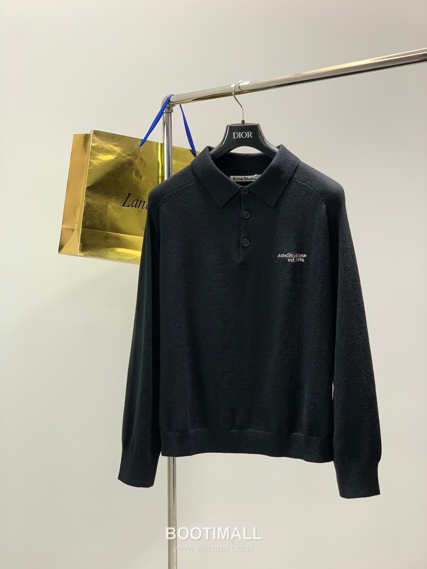 Acne Studios SS26 Wool Knit Collared Sweater with Embroidered Logo 아크네스튜디오 SS26 울 니트 카라 스웨터 자수 로고 1