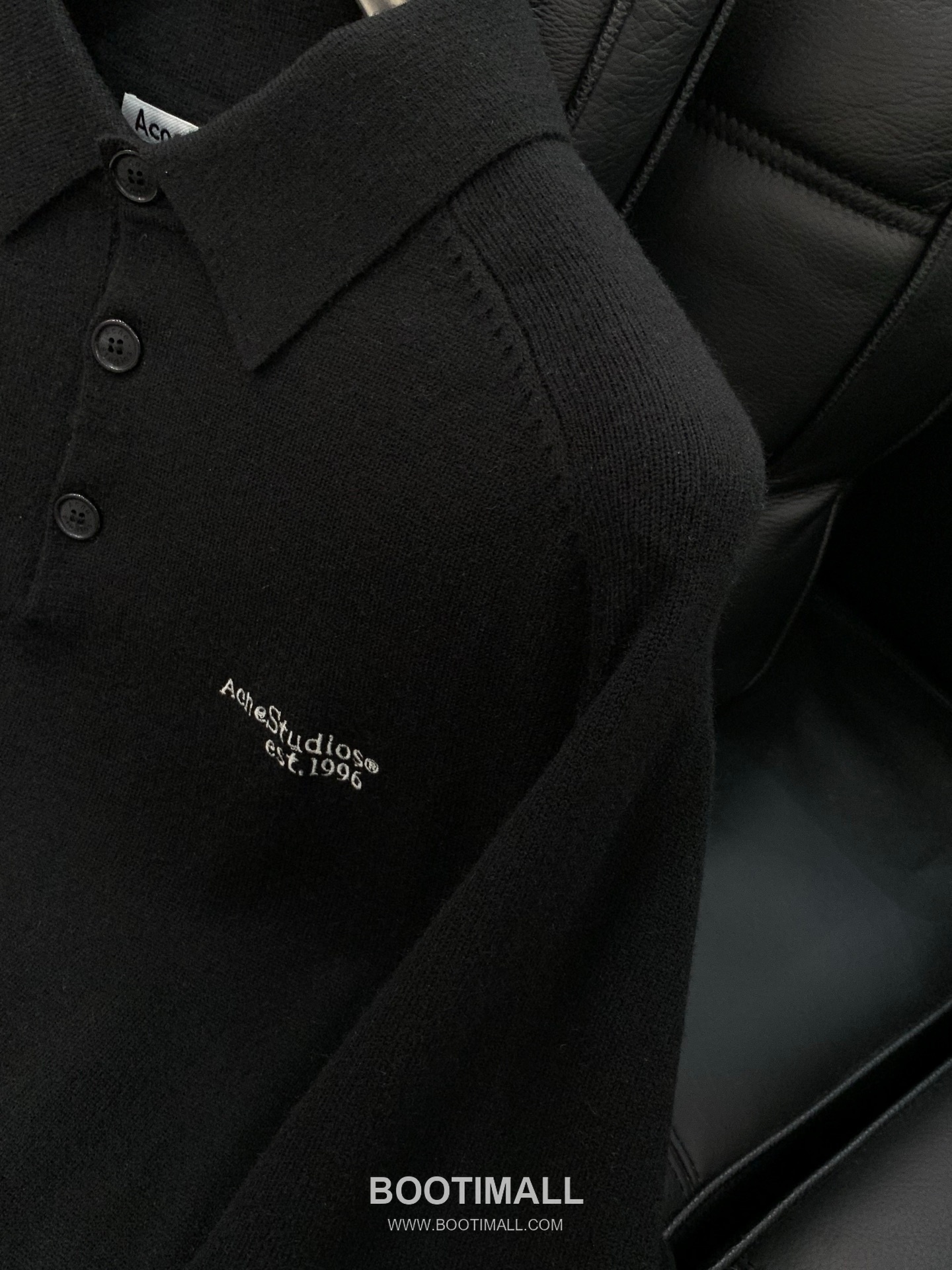 Acne Studios SS26 Wool Knit Collared Sweater with Embroidered Logo 아크네스튜디오 SS26 울 니트 카라 스웨터 자수 로고 5