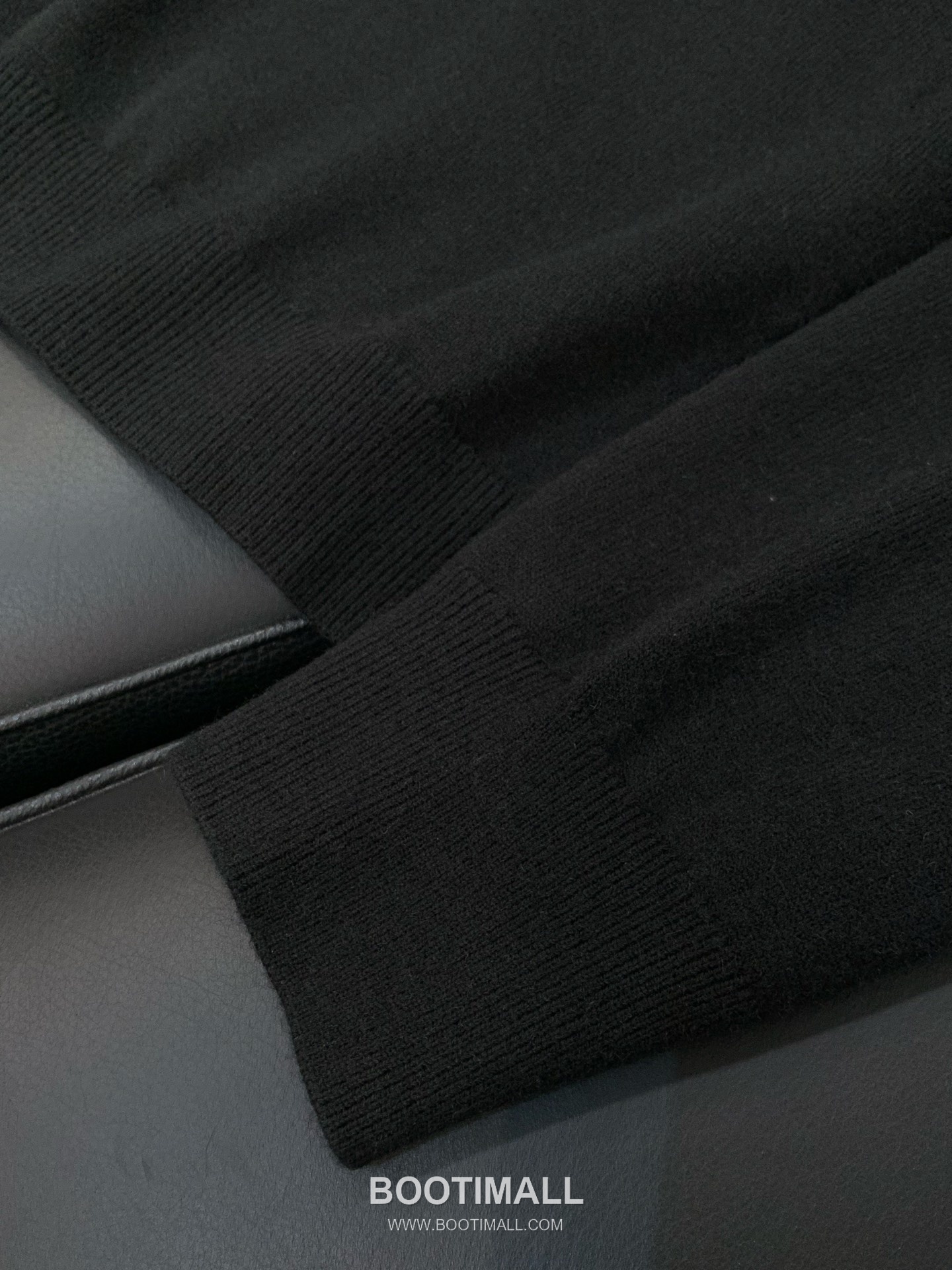 Acne Studios SS26 Wool Knit Collared Sweater with Embroidered Logo 아크네스튜디오 SS26 울 니트 카라 스웨터 자수 로고 6