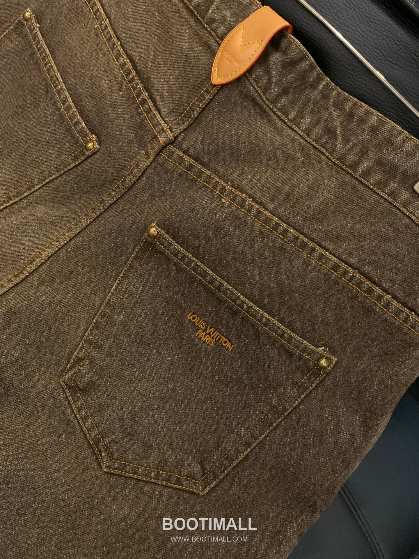 Louis Vuitton SS25 Denim Jacket and Pants Set with Embroidered Logo 루이비통 SS25 데님 재킷 팬츠 세트 자수 로고 9