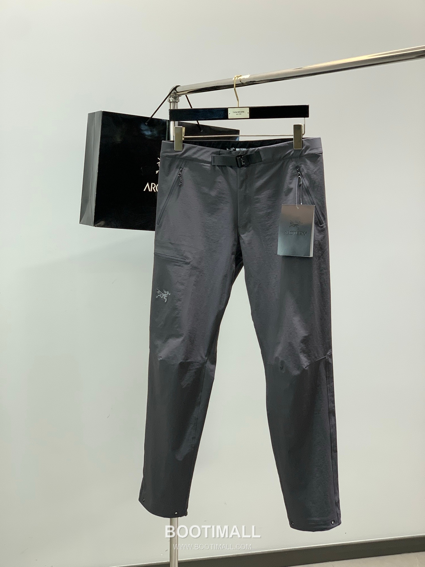 Arc'teryx Gamma Nylon Softshell Pants with Zip Pocket Design 아크테릭스 감마 나일론 소프트쉘 팬츠 지퍼 포켓 디자인 1
