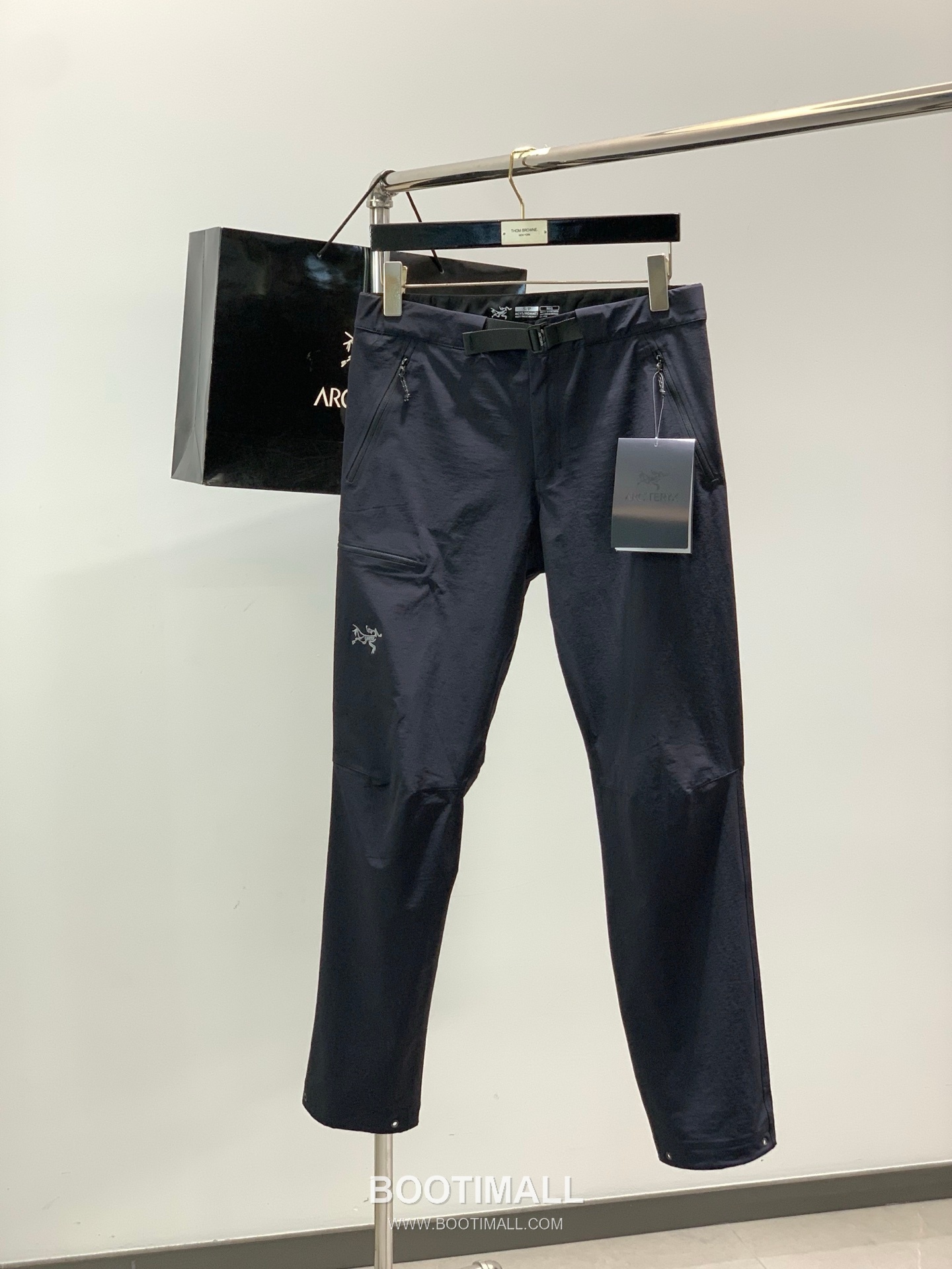 Arc'teryx Gamma Nylon Softshell Pants with Zip Pocket Design 아크테릭스 감마 나일론 소프트쉘 팬츠 지퍼 포켓 디자인 1