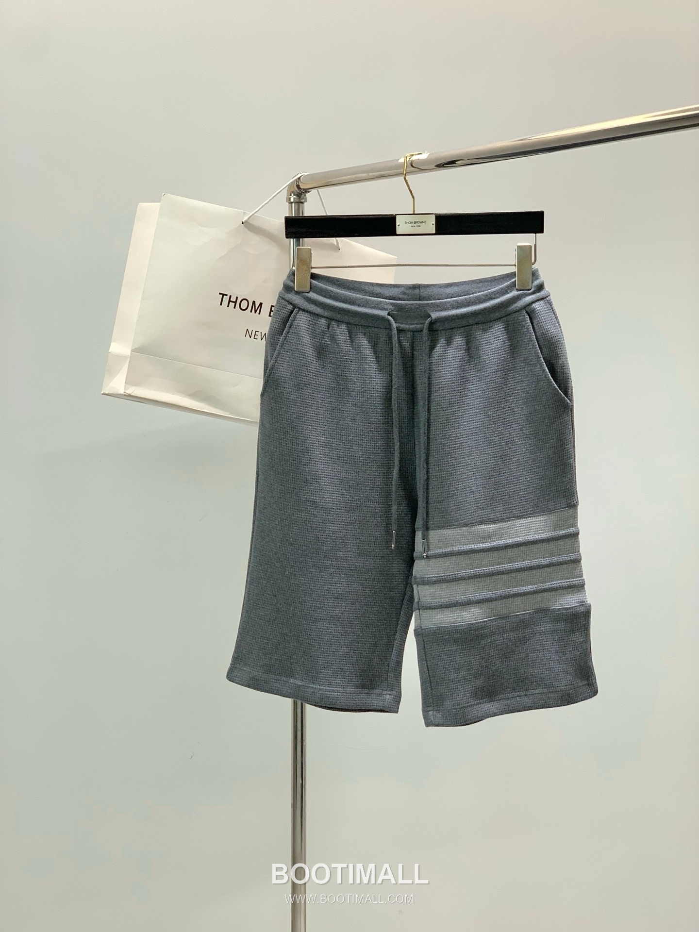 Thom Browne SS26 Cotton Shorts with Logo Print 톰브라운 SS26 코튼 쇼츠 로고 프린트 4
