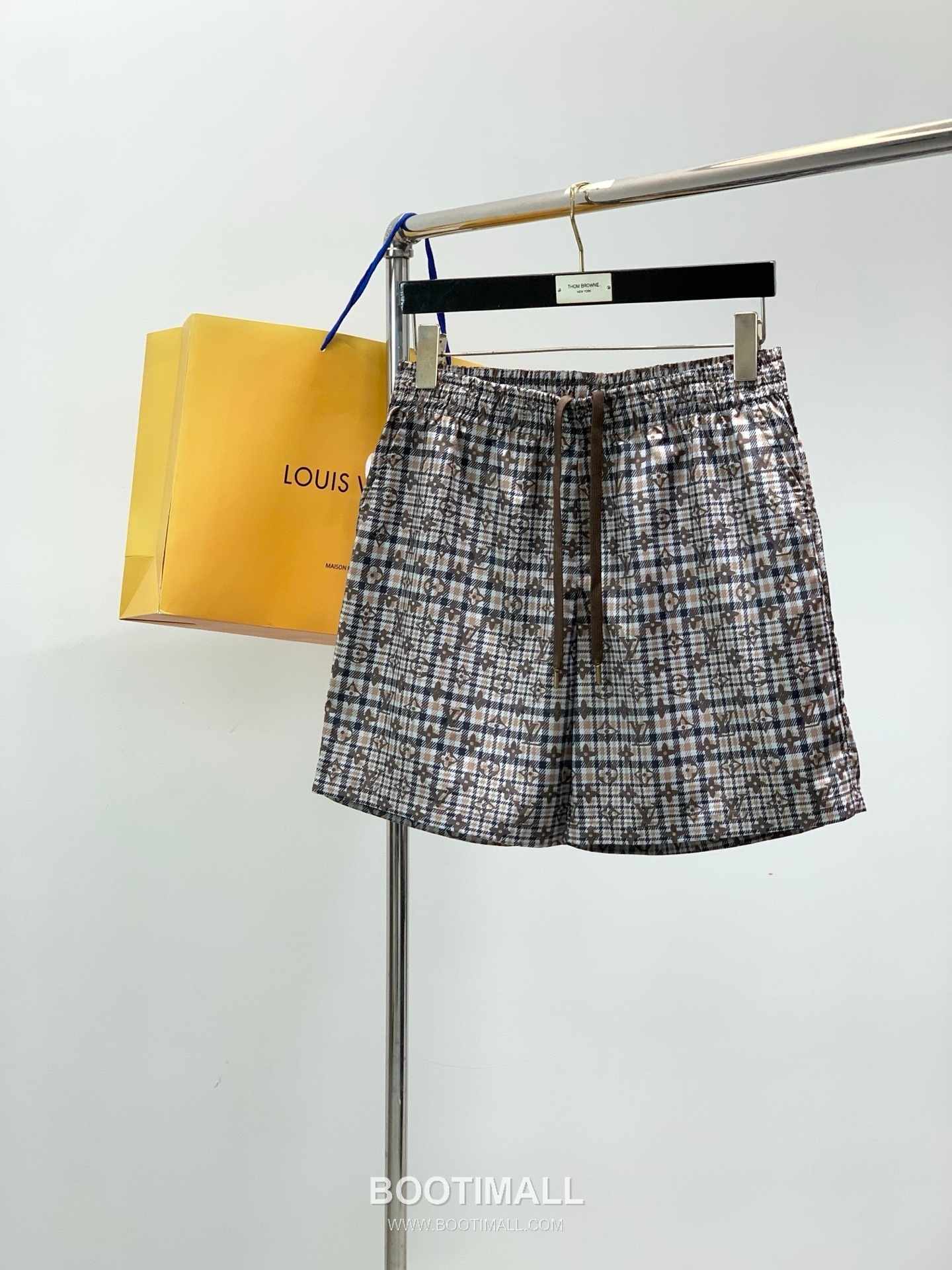 Louis Vuitton SS26 Cotton Short Sleeve T-Shirt and Shorts Set with Logo Print 루이비통 SS26 코튼 반팔 티셔츠 쇼츠 세트 로고 프린트 1