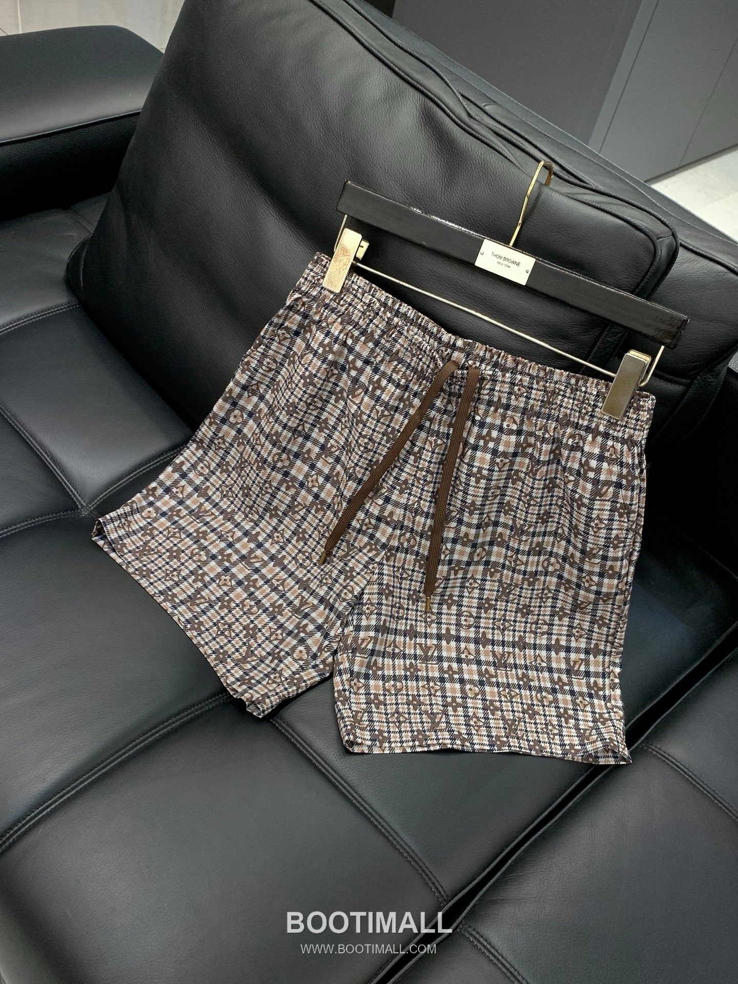 Louis Vuitton SS26 Cotton Short Sleeve T-Shirt and Shorts Set with Logo Print 루이비통 SS26 코튼 반팔 티셔츠 쇼츠 세트 로고 프린트 3