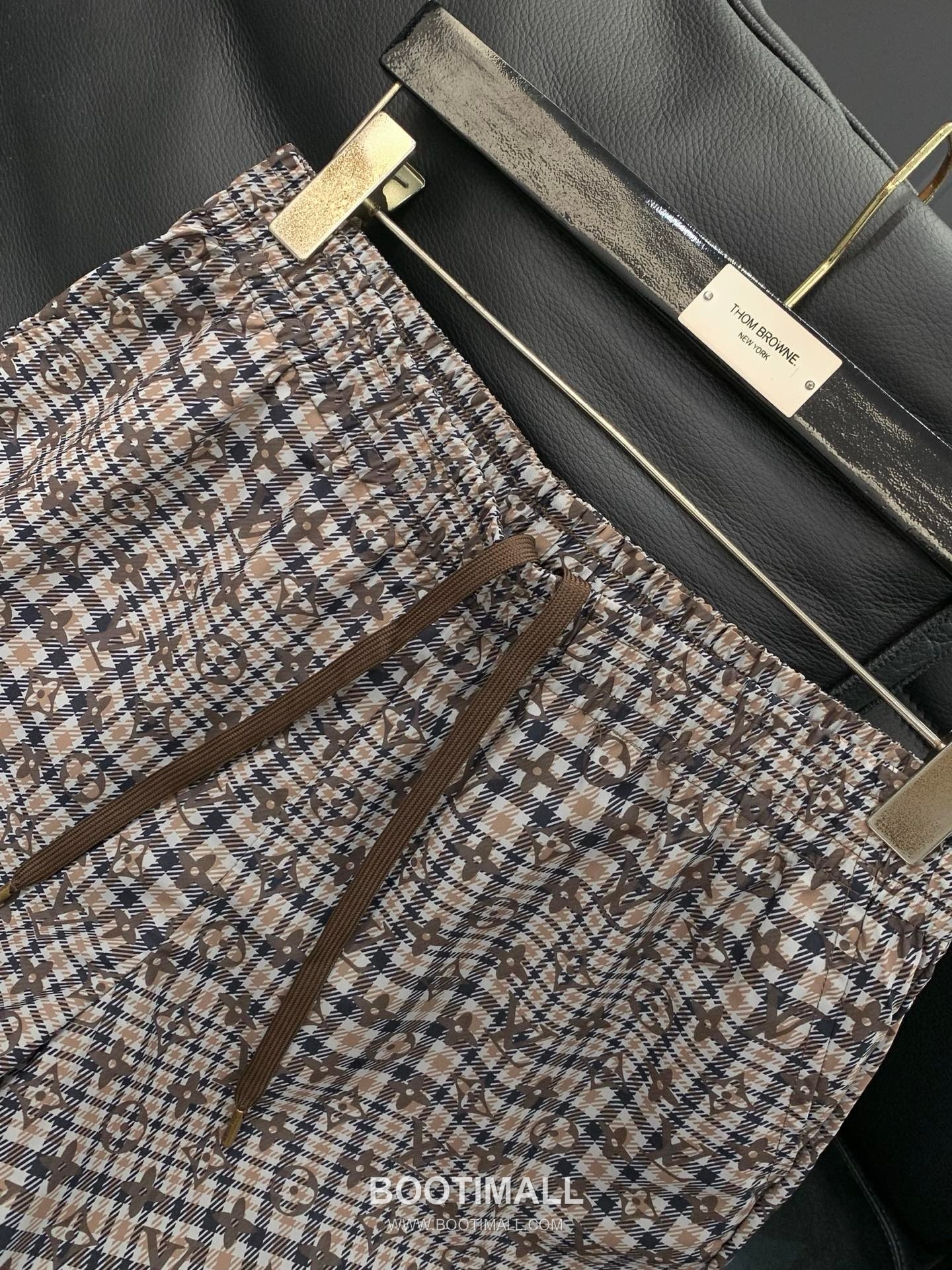 Louis Vuitton SS26 Cotton Short Sleeve T-Shirt and Shorts Set with Logo Print 루이비통 SS26 코튼 반팔 티셔츠 쇼츠 세트 로고 프린트 4