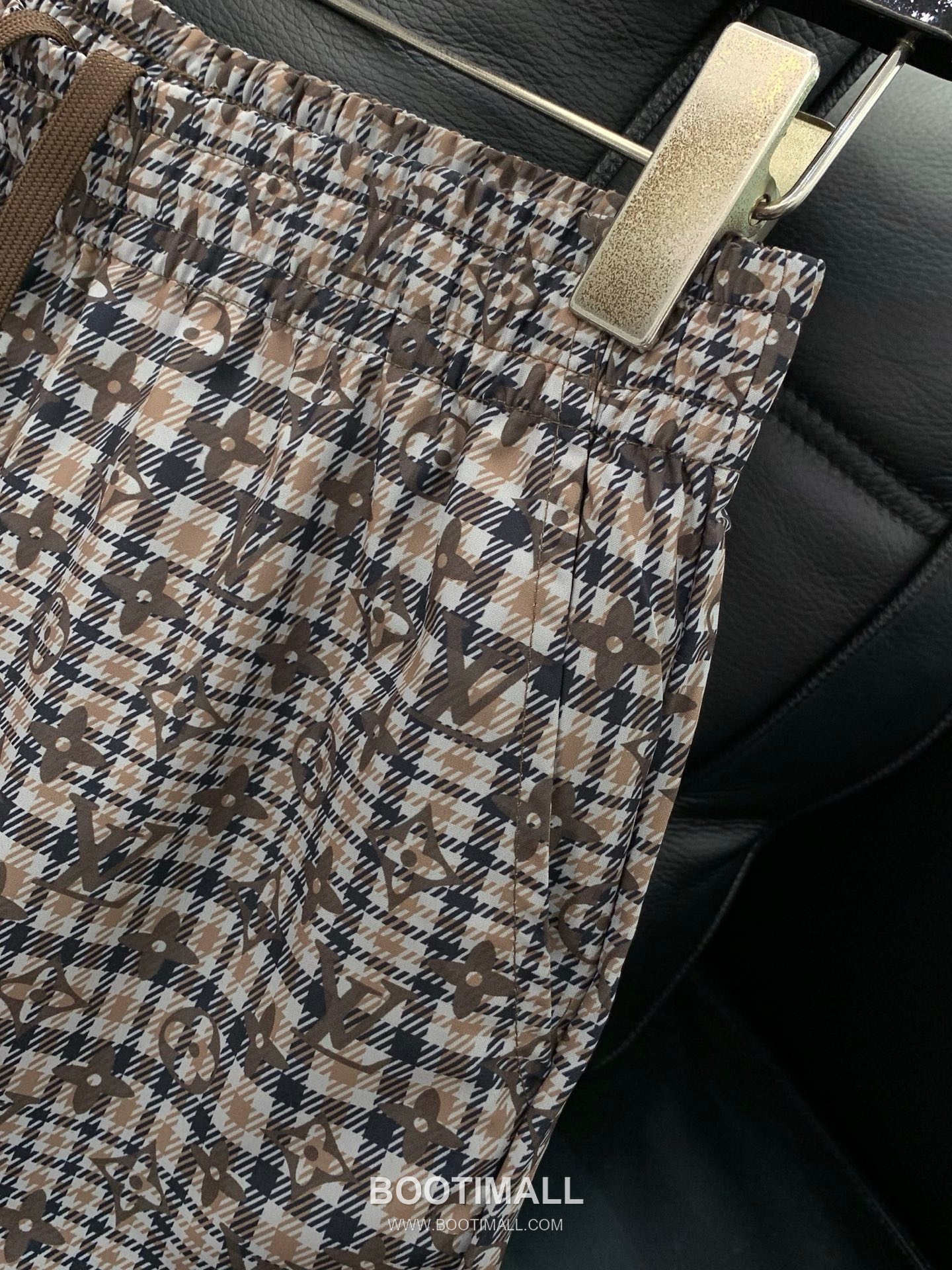 Louis Vuitton SS26 Cotton Short Sleeve T-Shirt and Shorts Set with Logo Print 루이비통 SS26 코튼 반팔 티셔츠 쇼츠 세트 로고 프린트 5