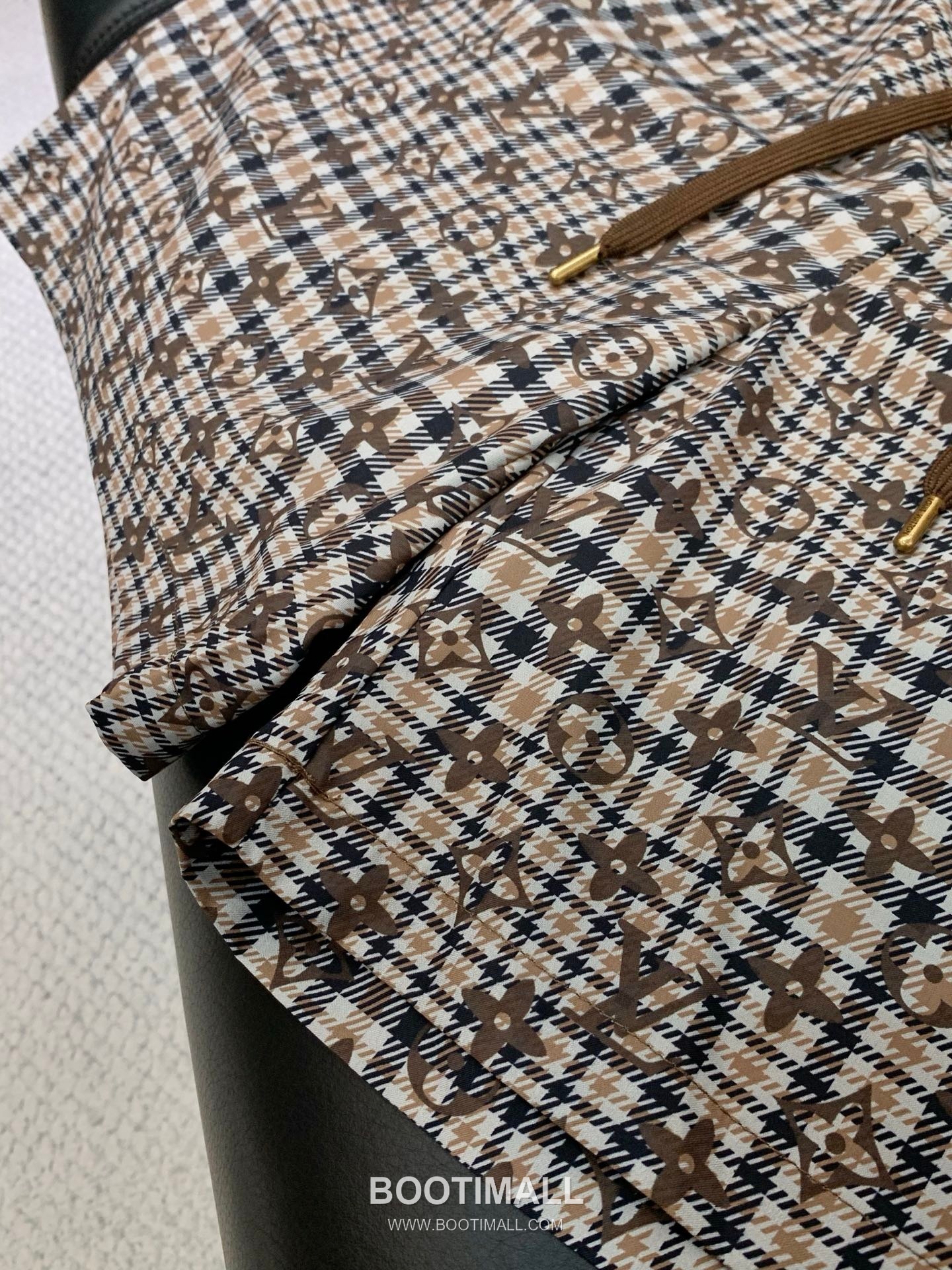 Louis Vuitton SS26 Cotton Short Sleeve T-Shirt and Shorts Set with Logo Print 루이비통 SS26 코튼 반팔 티셔츠 쇼츠 세트 로고 프린트 8