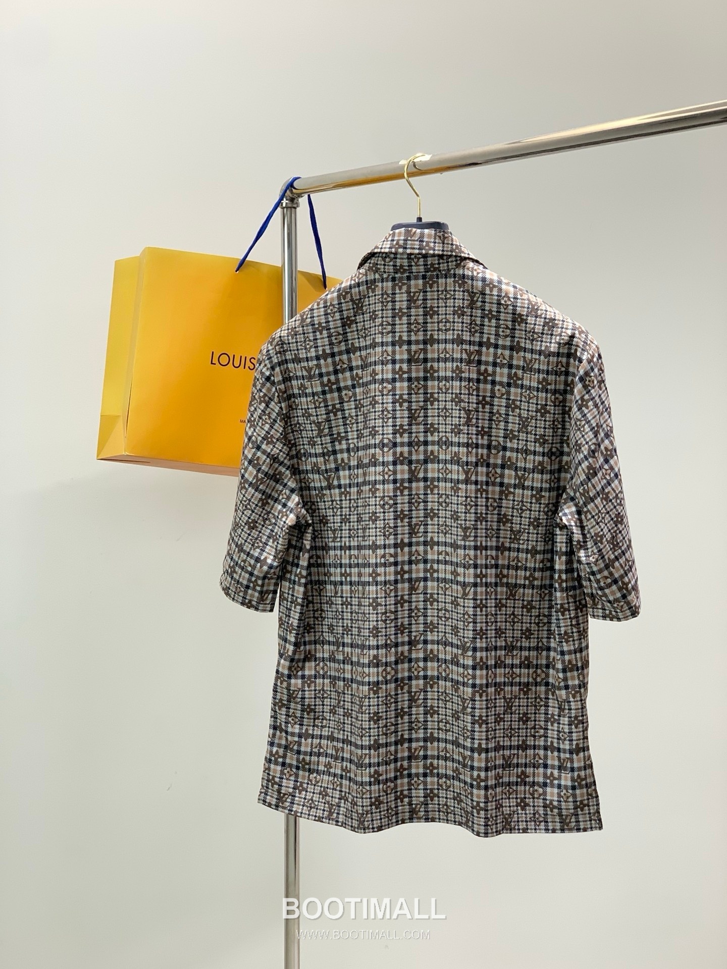 Louis Vuitton SS26 Cotton Short Sleeve T-Shirt and Shorts Set with Logo Print 루이비통 SS26 코튼 반팔 티셔츠 쇼츠 세트 로고 프린트 11