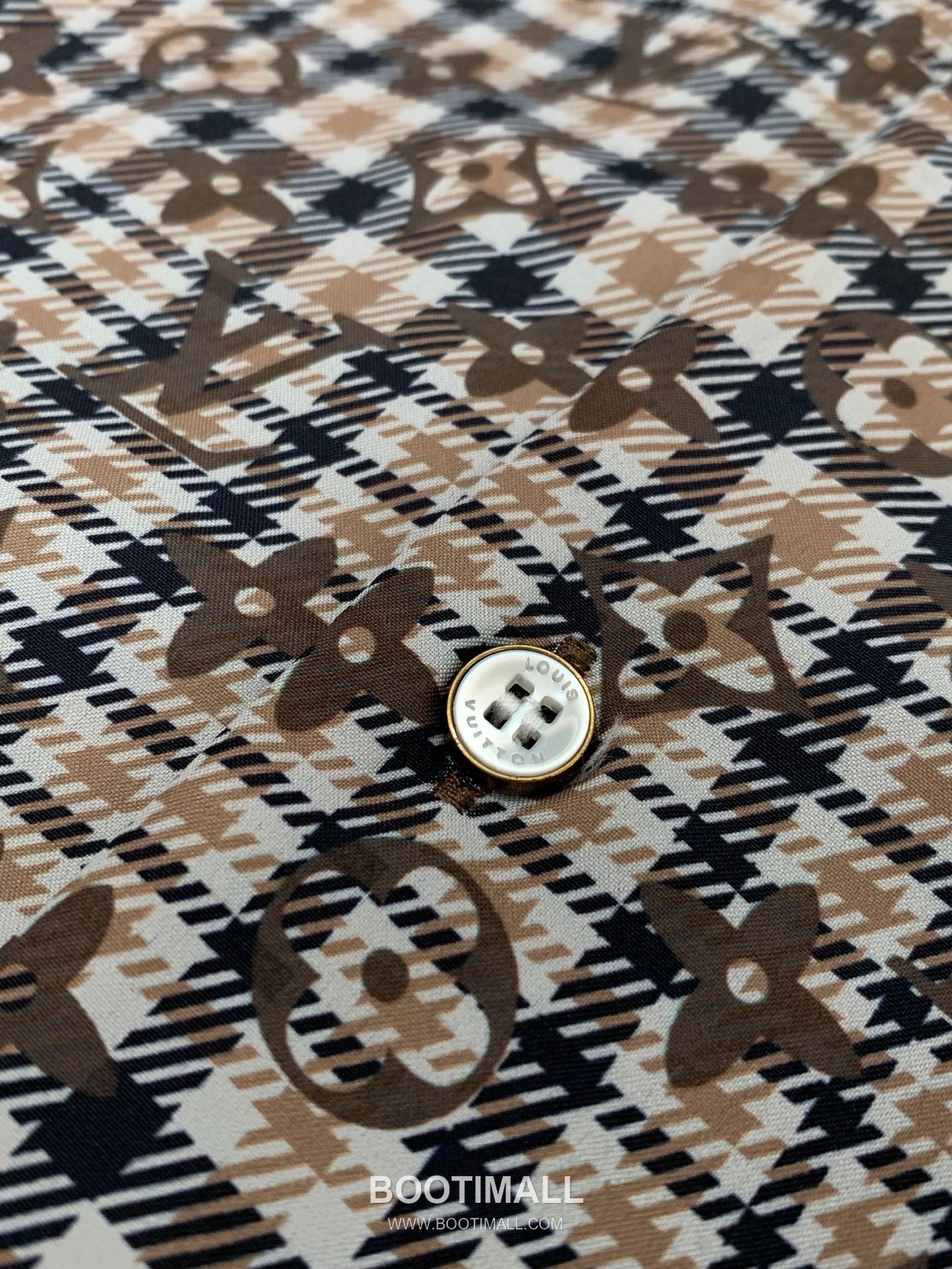 Louis Vuitton SS26 Cotton Short Sleeve T-Shirt and Shorts Set with Logo Print 루이비통 SS26 코튼 반팔 티셔츠 쇼츠 세트 로고 프린트 15