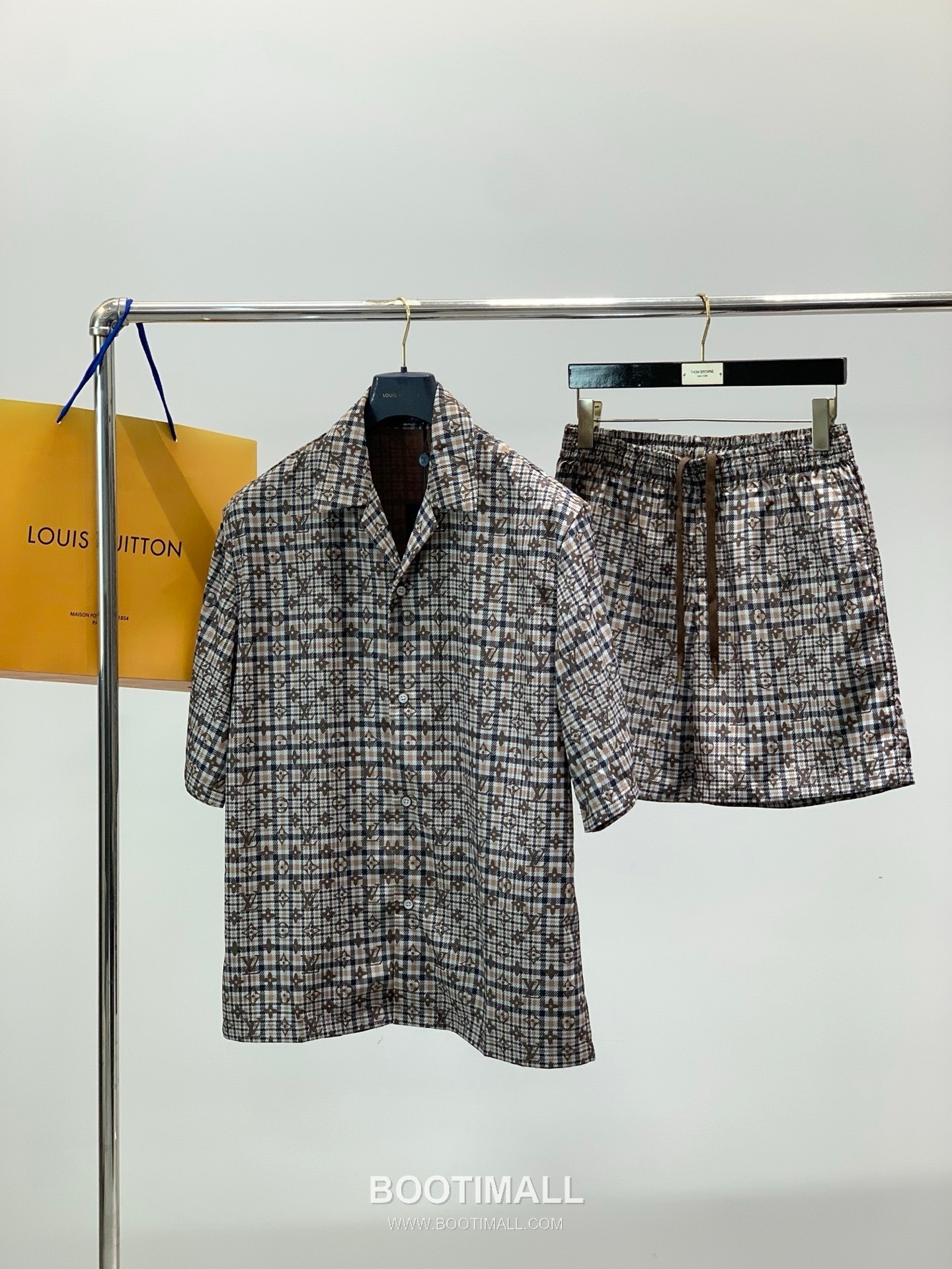 Louis Vuitton SS26 Cotton Short Sleeve T-Shirt and Shorts Set with Logo Print 루이비통 SS26 코튼 반팔 티셔츠 쇼츠 세트 로고 프린트 18