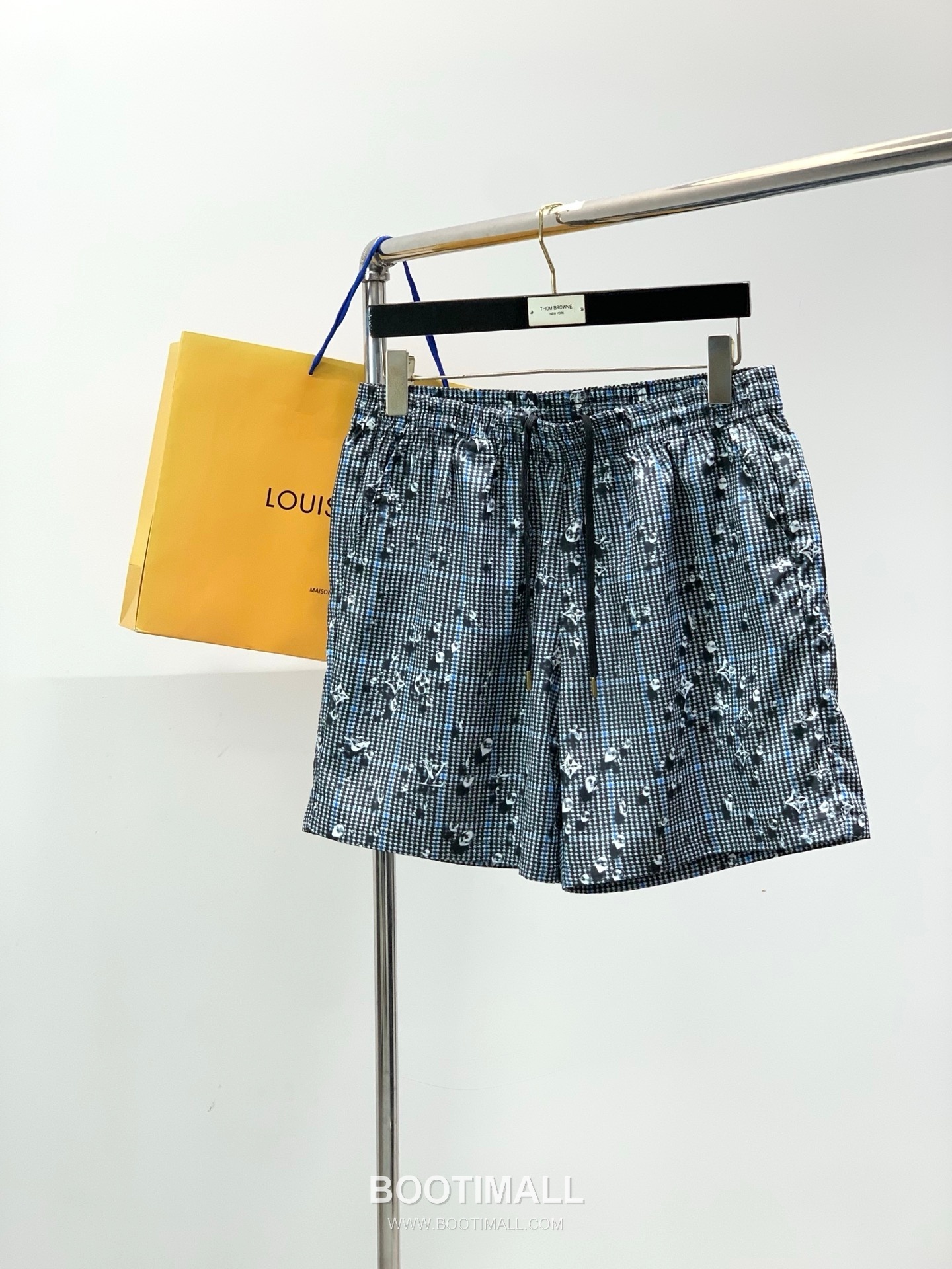 Louis Vuitton SS26 Cotton Short Sleeve T-Shirt and Shorts Set with Logo Print 루이비통 SS26 코튼 반팔 티셔츠 쇼츠 세트 로고 프린트 1