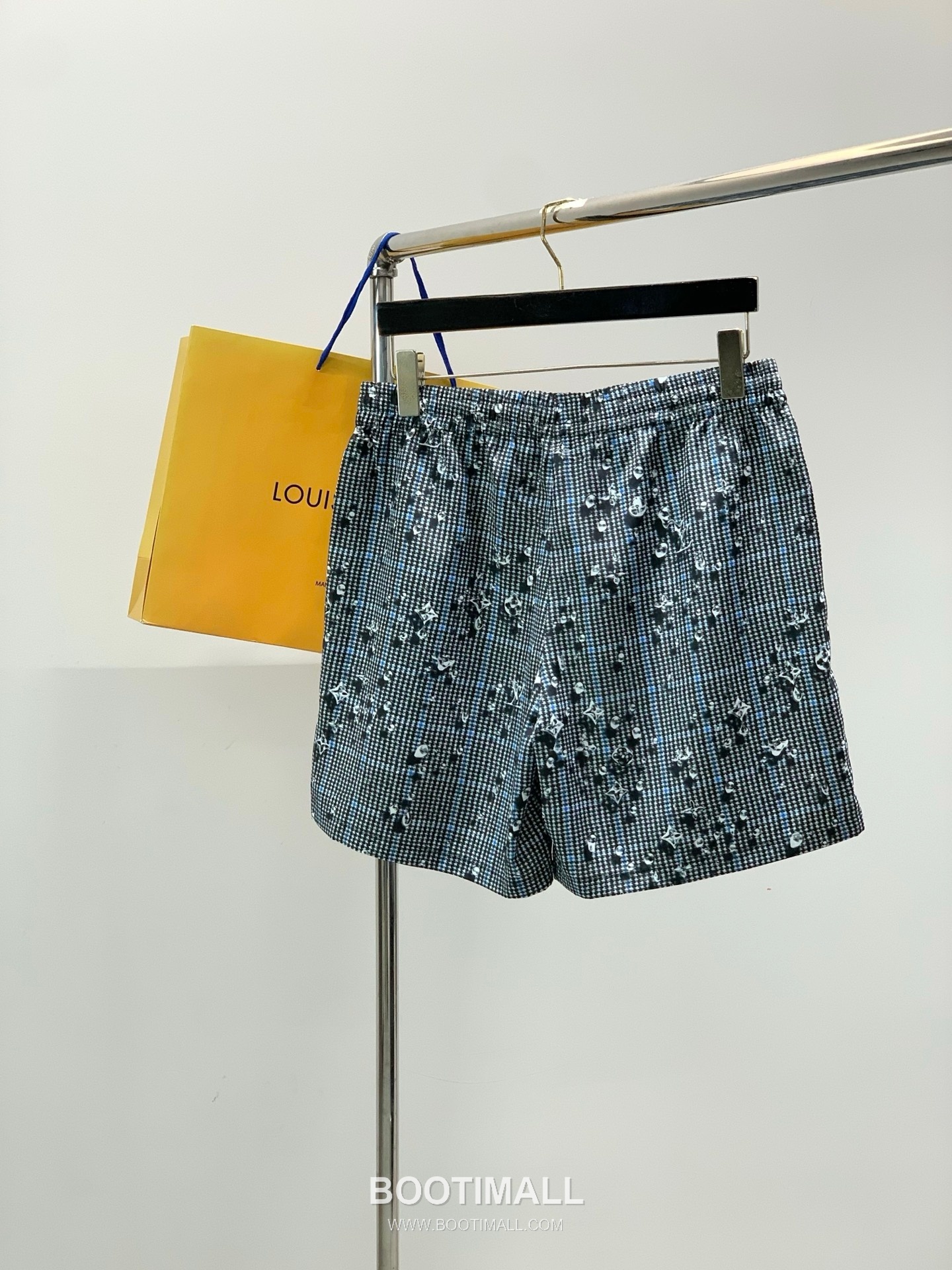 Louis Vuitton SS26 Cotton Short Sleeve T-Shirt and Shorts Set with Logo Print 루이비통 SS26 코튼 반팔 티셔츠 쇼츠 세트 로고 프린트 2