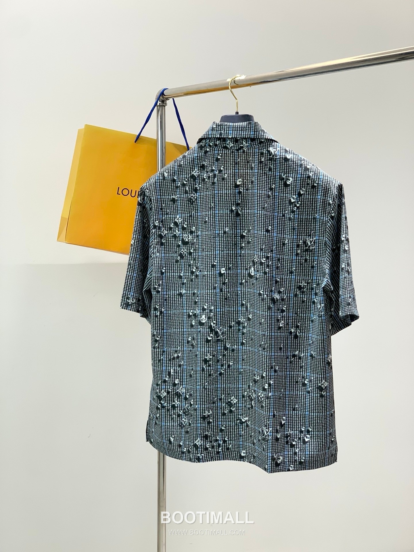 Louis Vuitton SS26 Cotton Short Sleeve T-Shirt and Shorts Set with Logo Print 루이비통 SS26 코튼 반팔 티셔츠 쇼츠 세트 로고 프린트 11