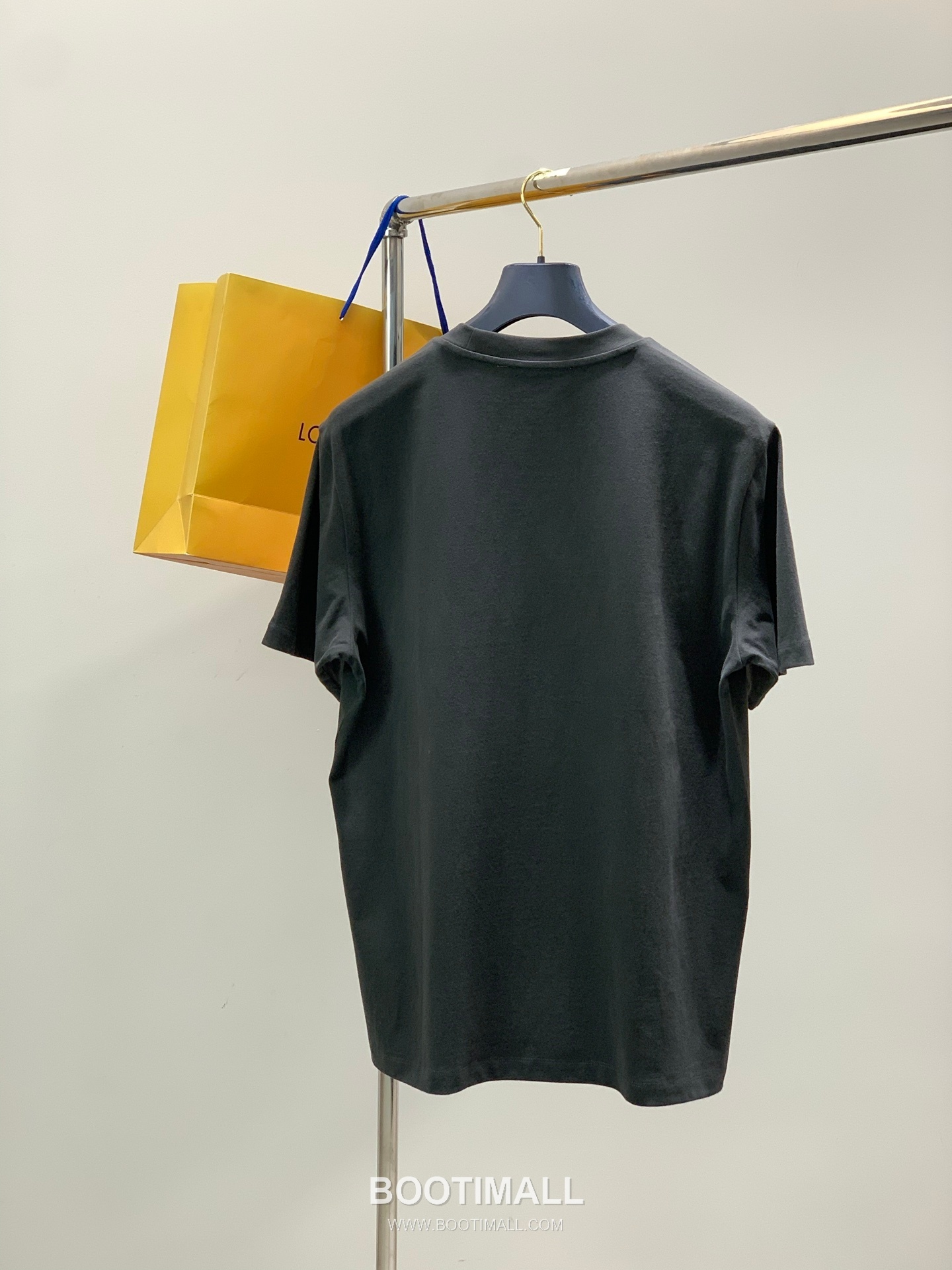 Louis Vuitton SS25 Cotton Crewneck T-Shirt with Embroidered Logo 루이비통 SS25 코튼 크루넥 티셔츠 자수 로고 2