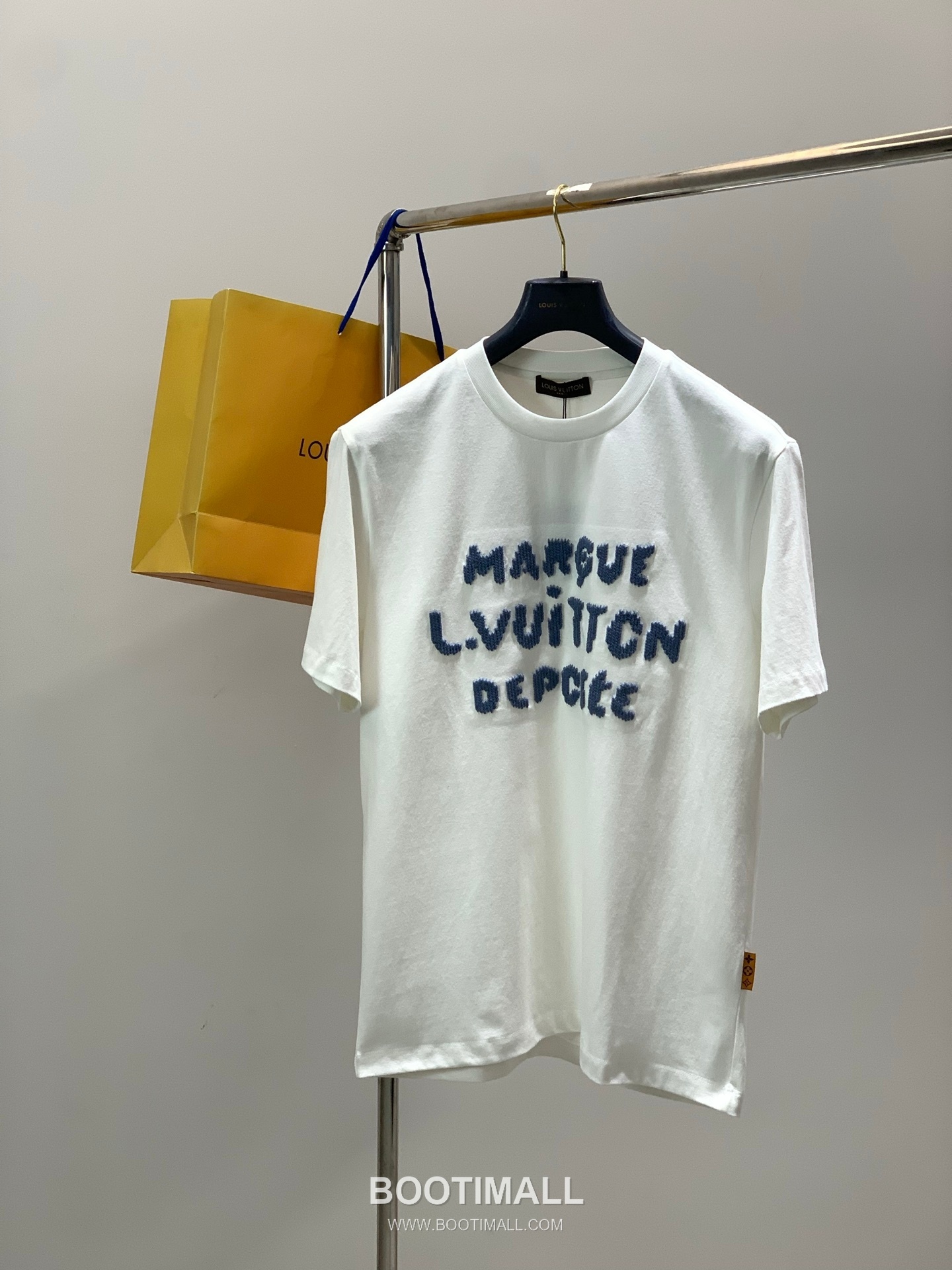 Louis Vuitton SS25 Cotton Crewneck T-Shirt with Embroidered Logo 루이비통 SS25 코튼 크루넥 티셔츠 자수 로고 1