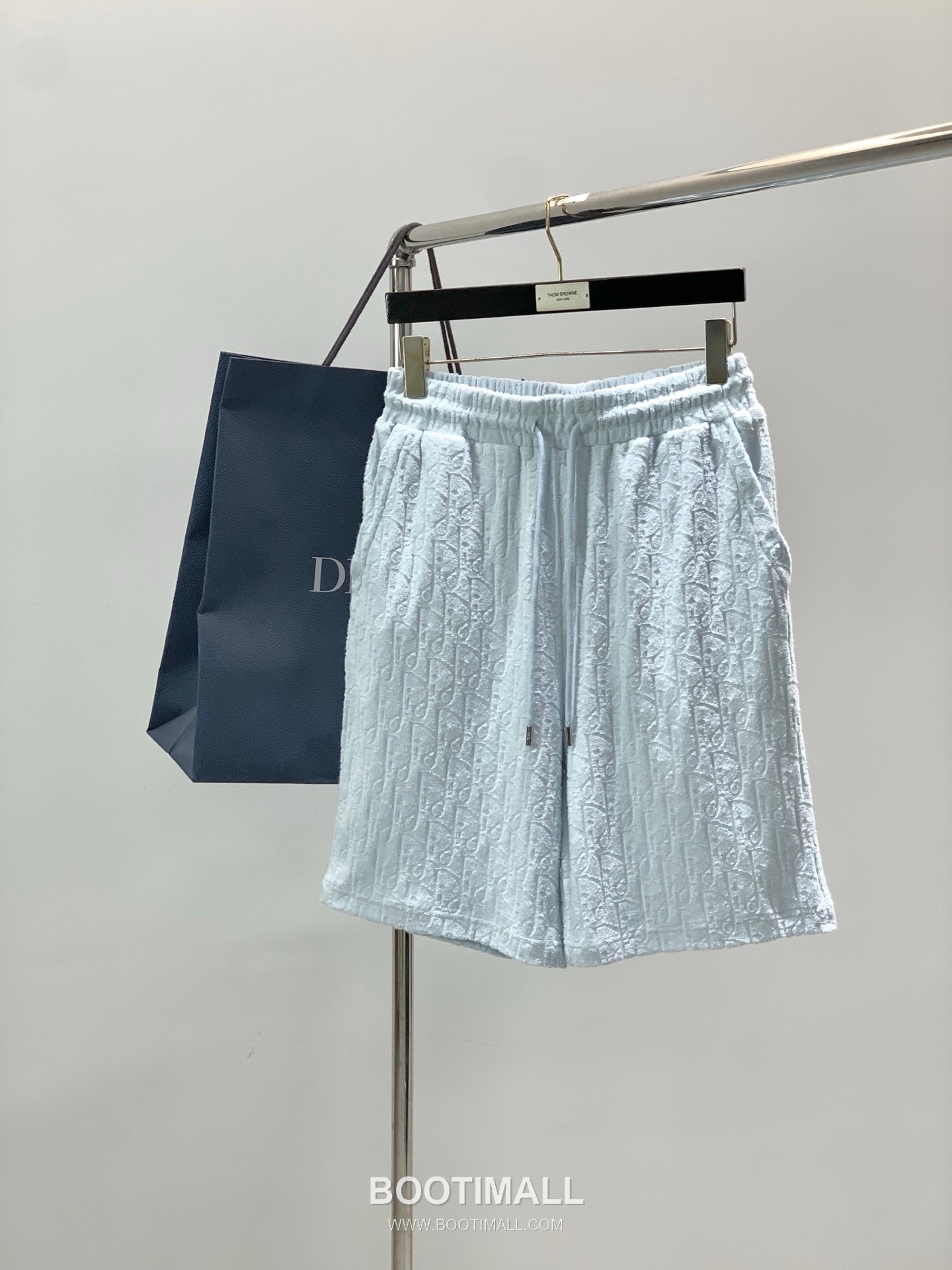 Dior SS26 Cotton Short Sleeve T-Shirt and Shorts Set with Flocked Logo 디올 SS26 코튼 반팔 티셔츠 쇼츠 세트 플로킹 로고 1