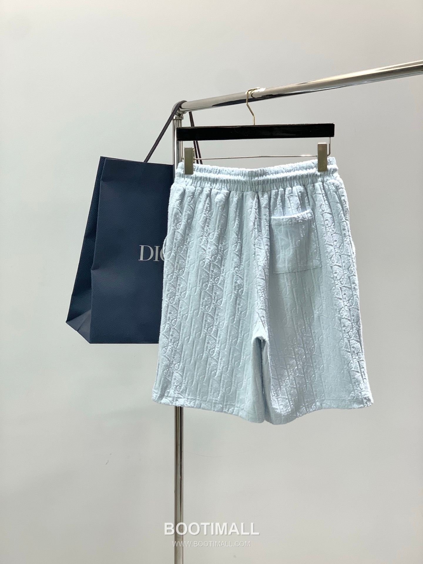 Dior SS26 Cotton Short Sleeve T-Shirt and Shorts Set with Flocked Logo 디올 SS26 코튼 반팔 티셔츠 쇼츠 세트 플로킹 로고 2