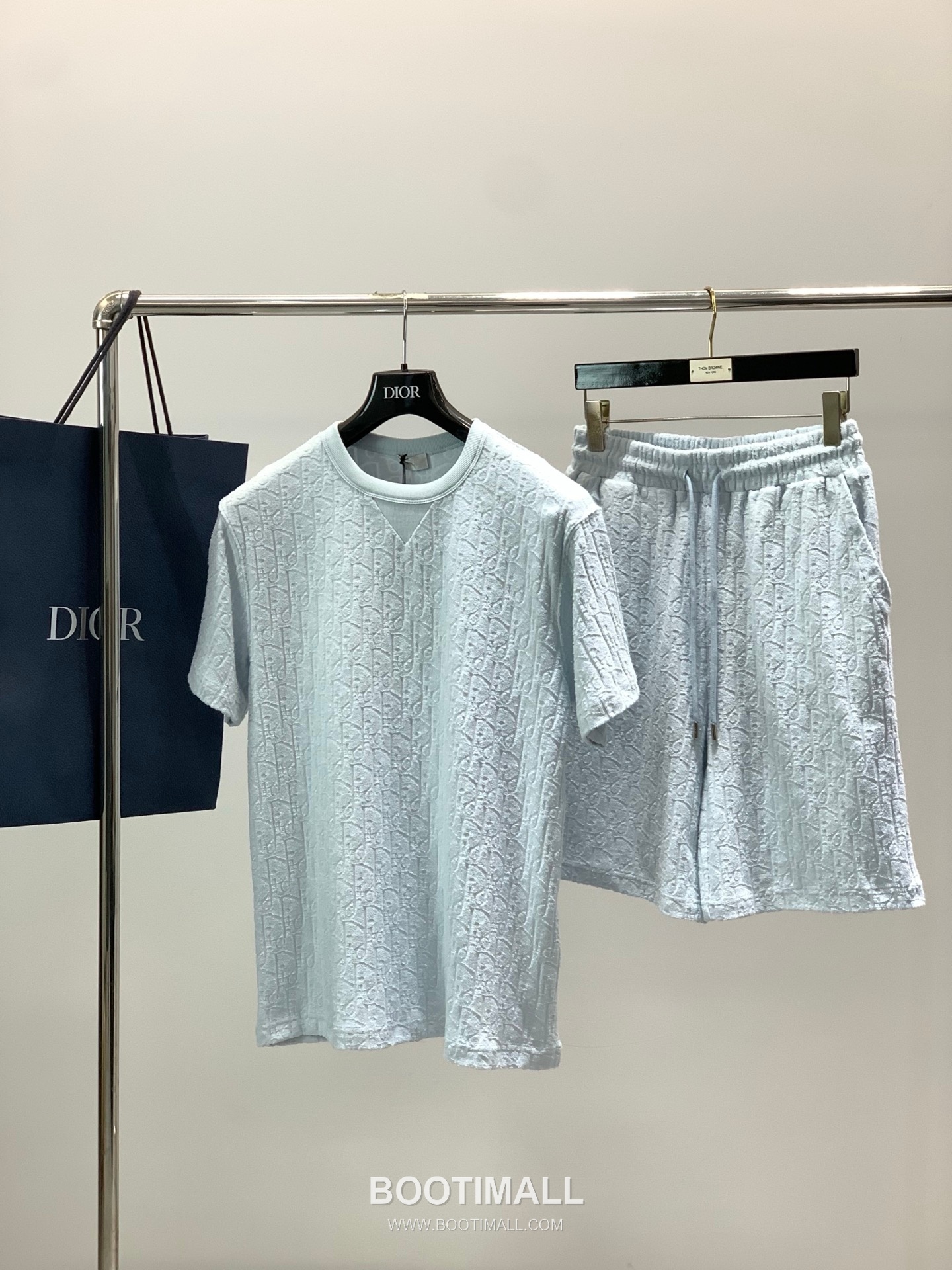 Dior SS26 Cotton Short Sleeve T-Shirt and Shorts Set with Flocked Logo 디올 SS26 코튼 반팔 티셔츠 쇼츠 세트 플로킹 로고 17