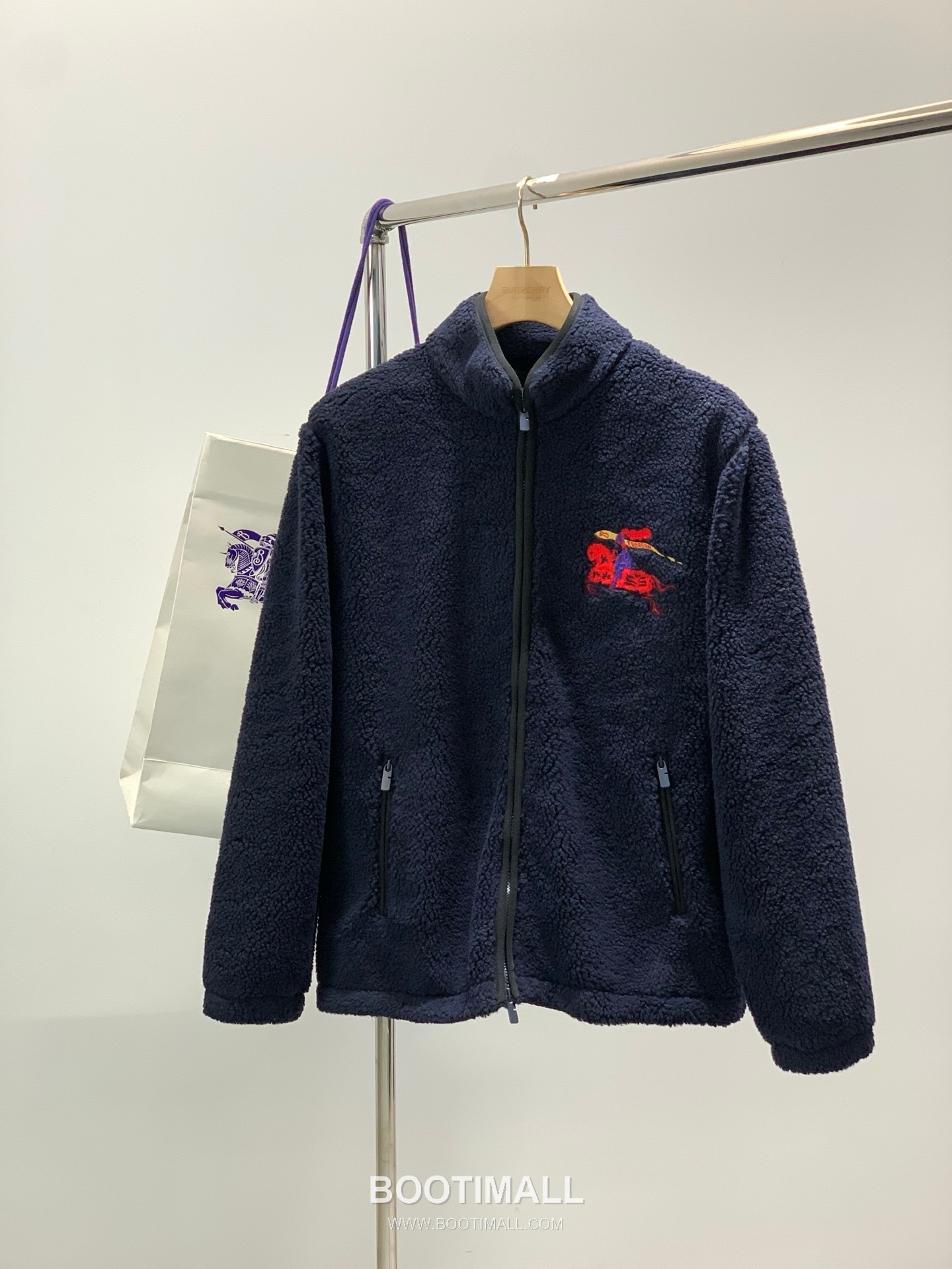 Burberry SS26 Polyester Fleece Jacket with Embroidered Logo 버버리 SS26 폴리에스터 플리스 재킷 자수 로고 1