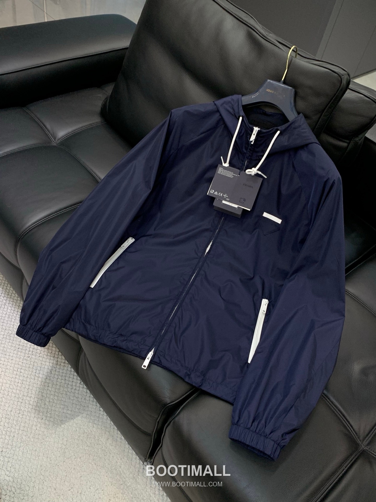 Prada SS26 Nylon Hooded Jacket with Embroidered Logo 프라다 SS26 나일론 후드 재킷 자수 로고 3