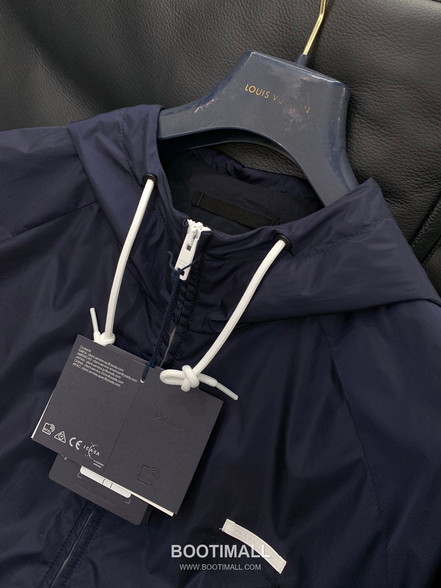 Prada SS26 Nylon Hooded Jacket with Embroidered Logo 프라다 SS26 나일론 후드 재킷 자수 로고 4
