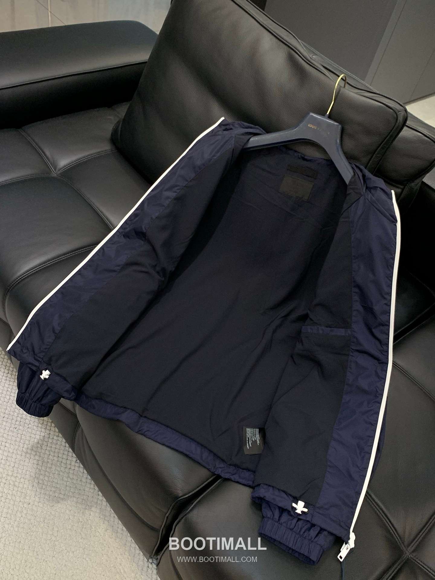 Prada SS26 Nylon Hooded Jacket with Embroidered Logo 프라다 SS26 나일론 후드 재킷 자수 로고 9