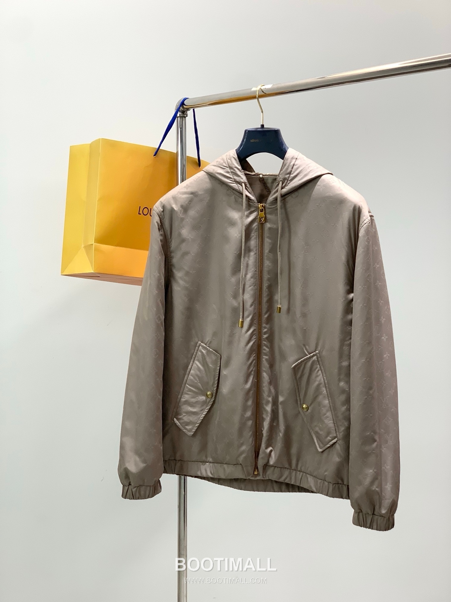 Louis Vuitton SS26 Nylon Light Padding Hooded Jacket with Jacquard Logo Pattern 루이비통 SS26 나일론 라이트 패딩 후드 재킷 자카드 로고 패턴 1