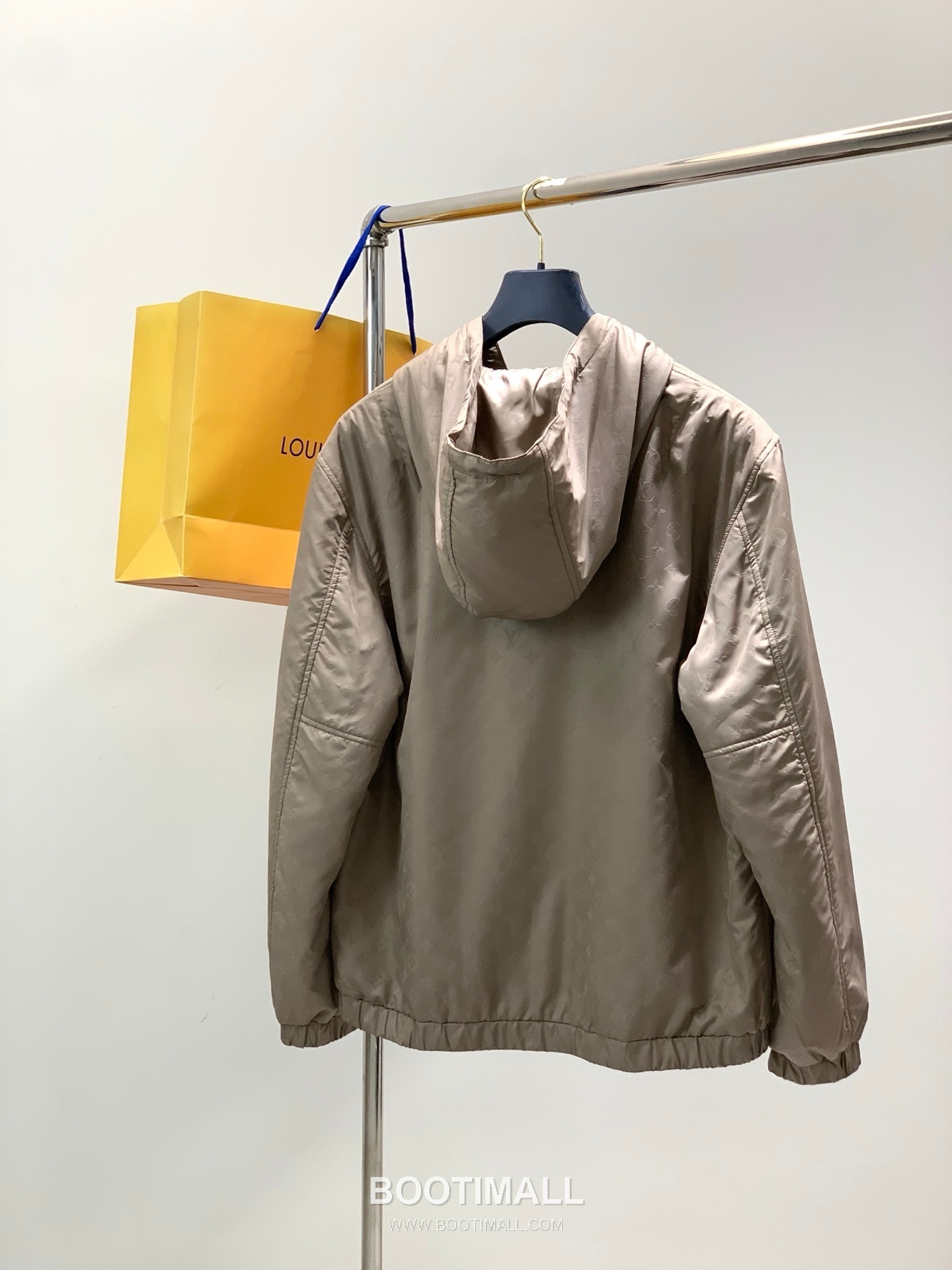 Louis Vuitton SS26 Nylon Light Padding Hooded Jacket with Jacquard Logo Pattern 루이비통 SS26 나일론 라이트 패딩 후드 재킷 자카드 로고 패턴 2