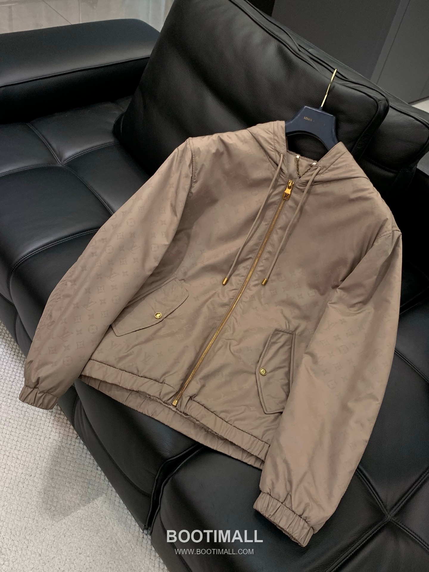 Louis Vuitton SS26 Nylon Light Padding Hooded Jacket with Jacquard Logo Pattern 루이비통 SS26 나일론 라이트 패딩 후드 재킷 자카드 로고 패턴 3