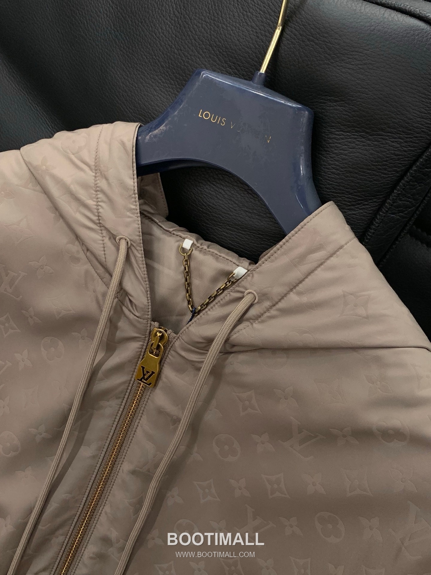 Louis Vuitton SS26 Nylon Light Padding Hooded Jacket with Jacquard Logo Pattern 루이비통 SS26 나일론 라이트 패딩 후드 재킷 자카드 로고 패턴 4
