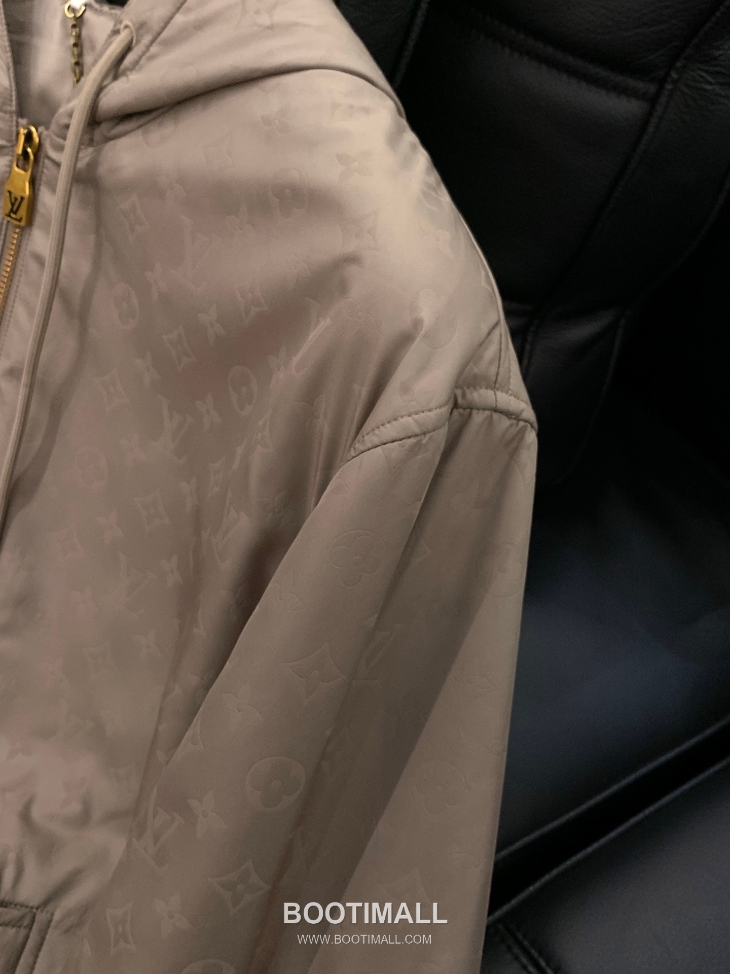 Louis Vuitton SS26 Nylon Light Padding Hooded Jacket with Jacquard Logo Pattern 루이비통 SS26 나일론 라이트 패딩 후드 재킷 자카드 로고 패턴 5