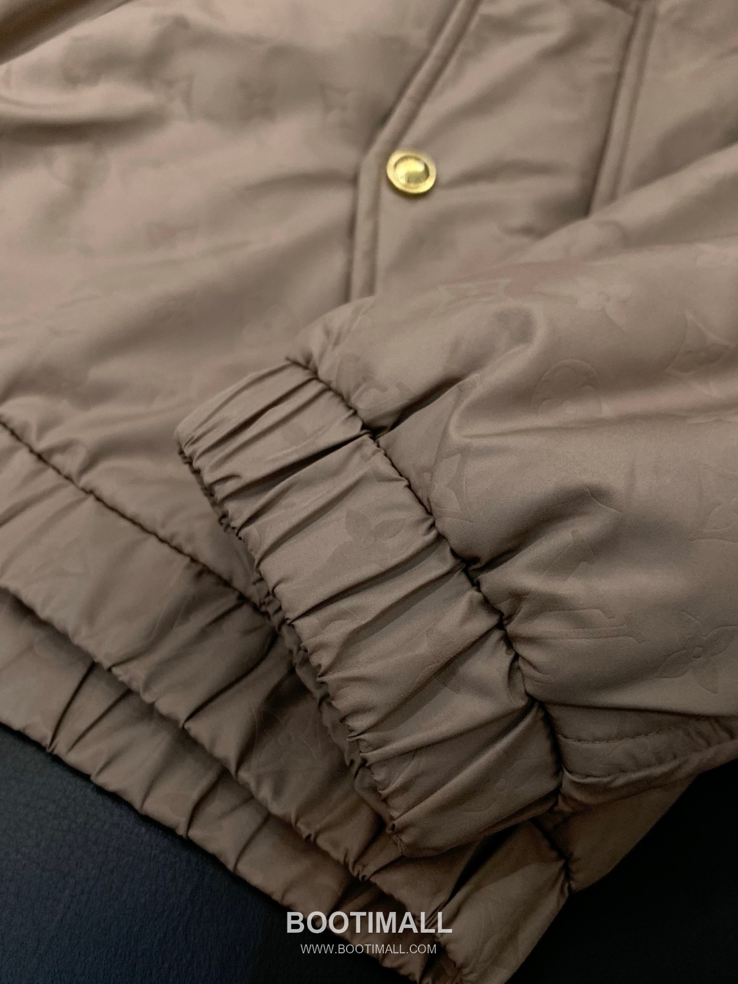 Louis Vuitton SS26 Nylon Light Padding Hooded Jacket with Jacquard Logo Pattern 루이비통 SS26 나일론 라이트 패딩 후드 재킷 자카드 로고 패턴 6