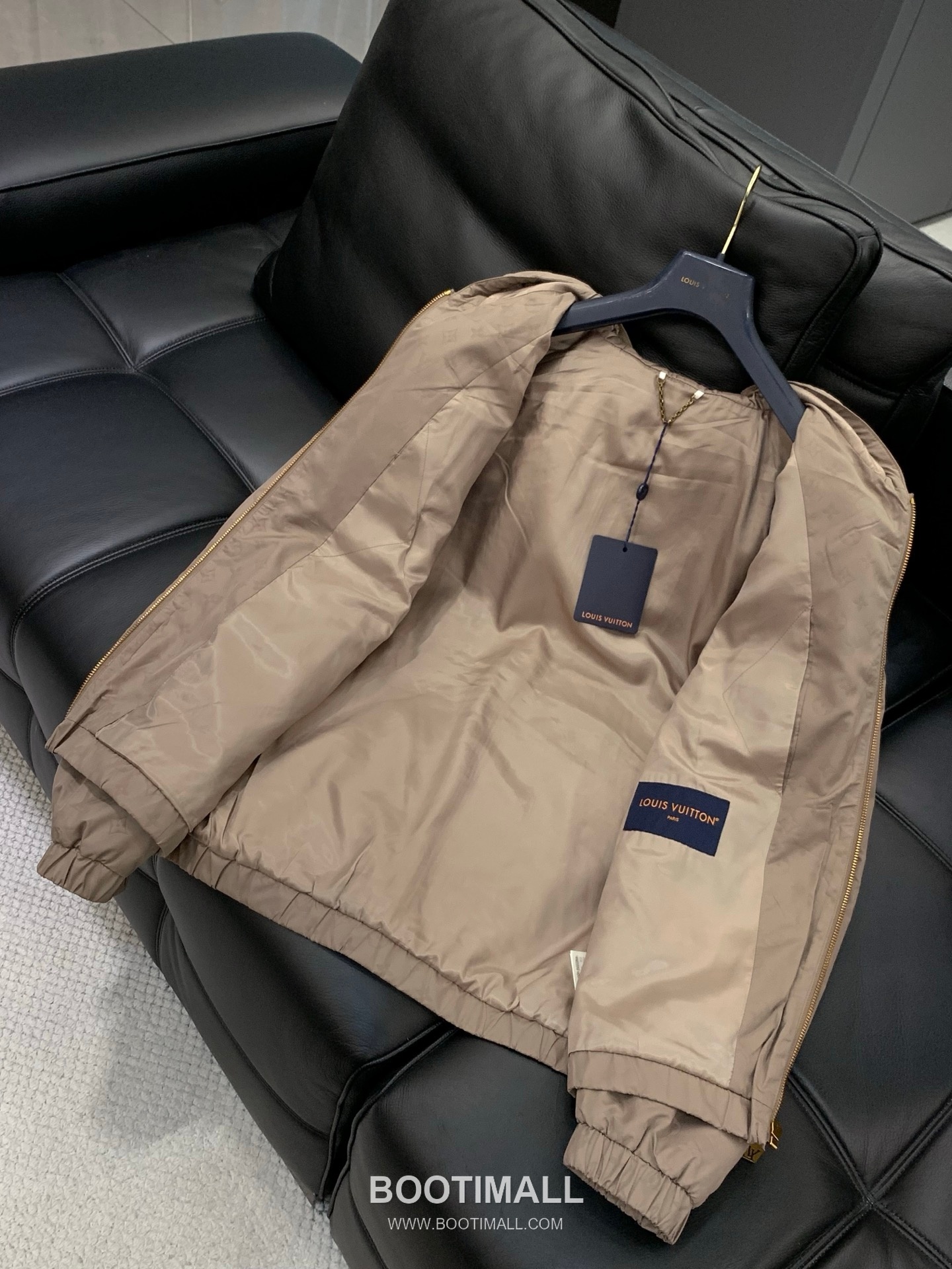 Louis Vuitton SS26 Nylon Light Padding Hooded Jacket with Jacquard Logo Pattern 루이비통 SS26 나일론 라이트 패딩 후드 재킷 자카드 로고 패턴 8