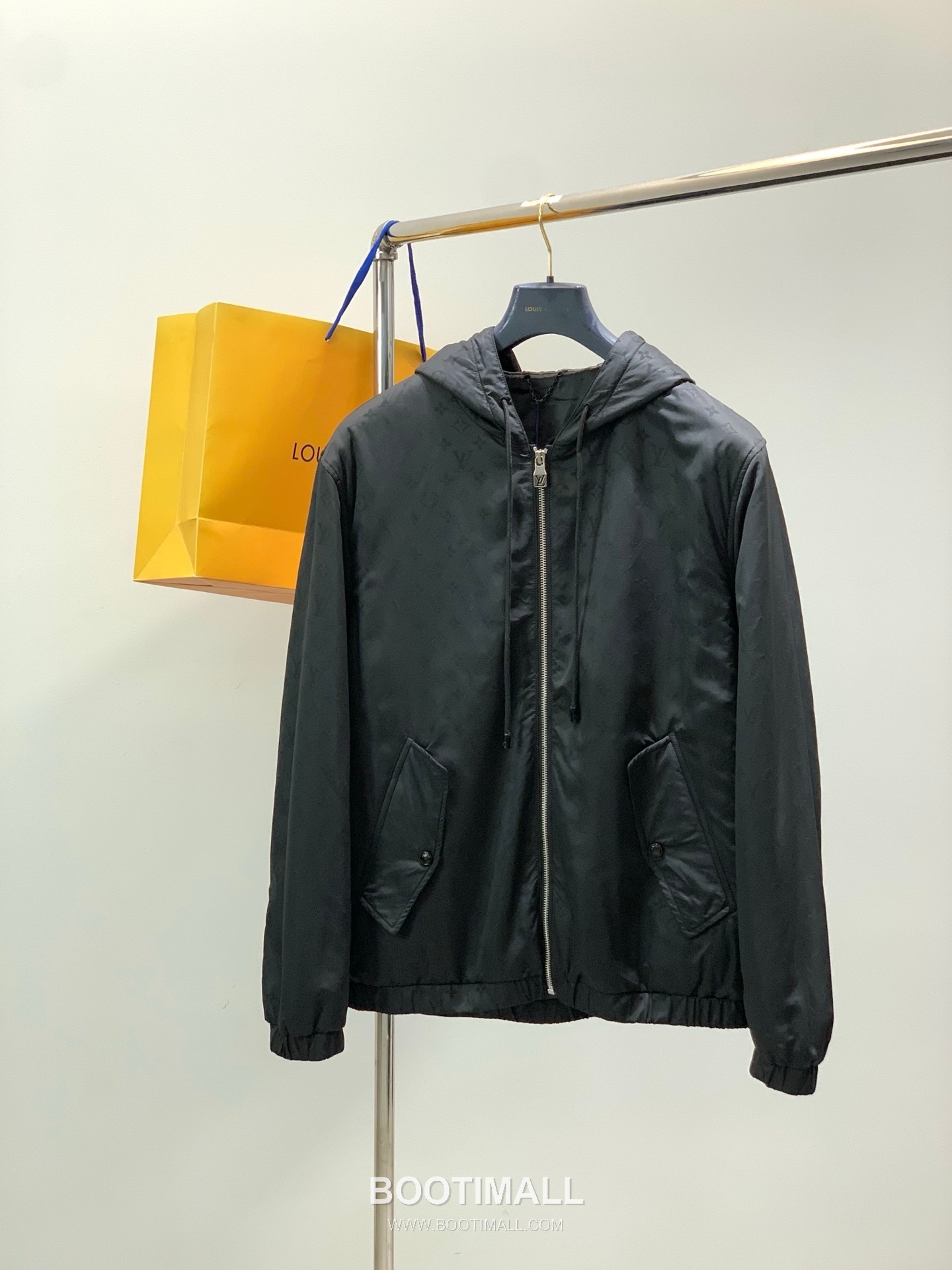 Louis Vuitton SS26 Nylon Light Padding Hooded Jacket with Jacquard Logo Pattern 루이비통 SS26 나일론 라이트 패딩 후드 재킷 자카드 로고 패턴 1