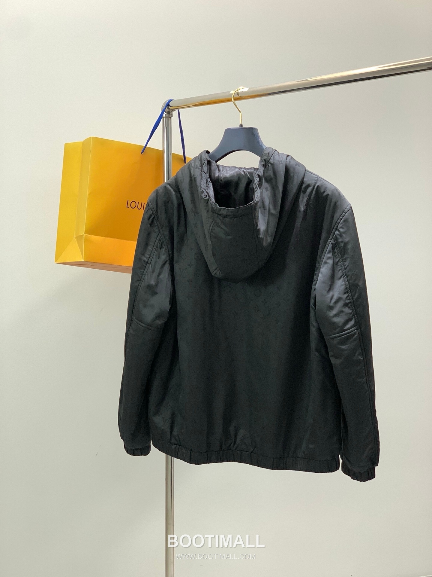 Louis Vuitton SS26 Nylon Light Padding Hooded Jacket with Jacquard Logo Pattern 루이비통 SS26 나일론 라이트 패딩 후드 재킷 자카드 로고 패턴 2