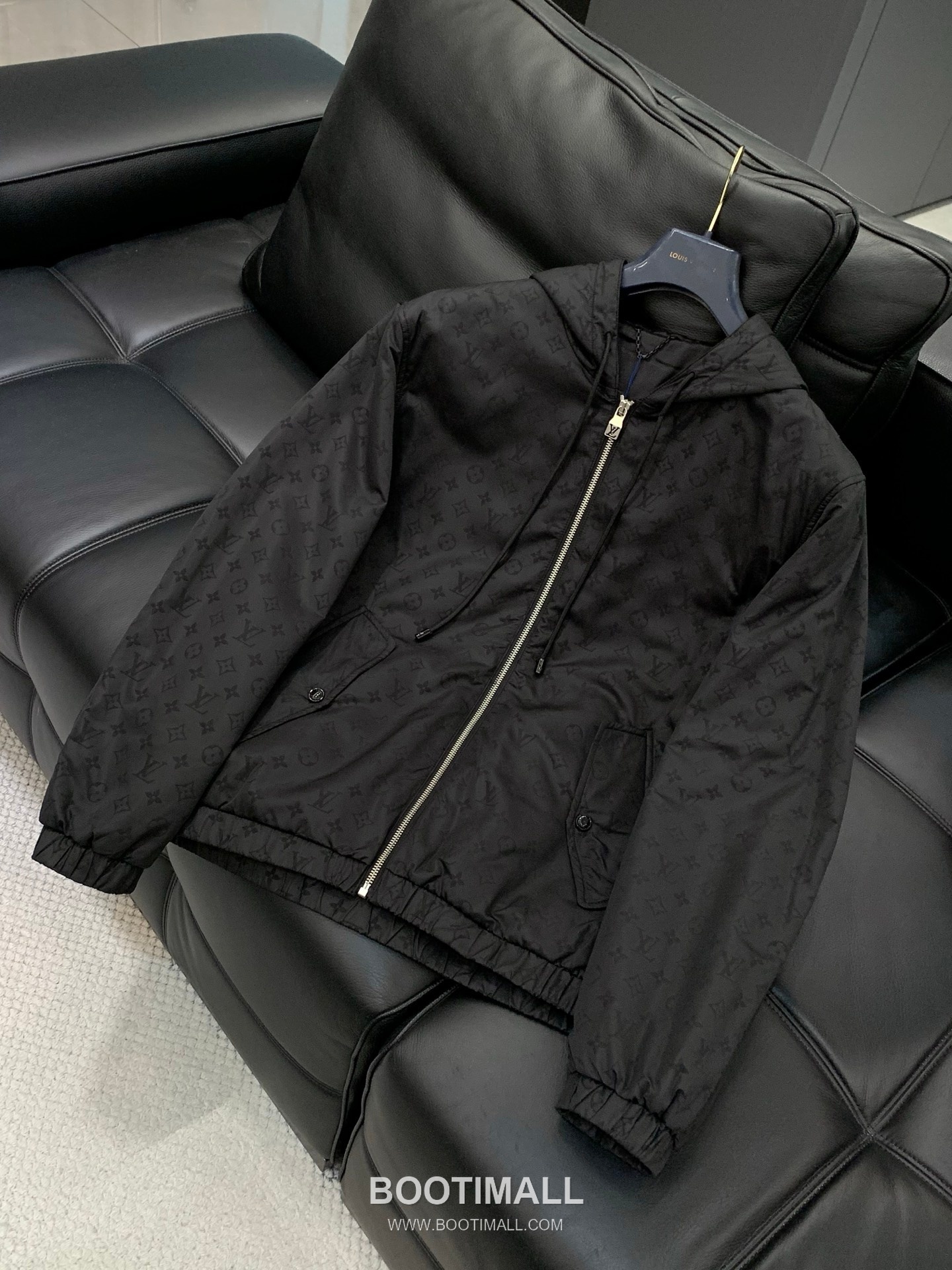 Louis Vuitton SS26 Nylon Light Padding Hooded Jacket with Jacquard Logo Pattern 루이비통 SS26 나일론 라이트 패딩 후드 재킷 자카드 로고 패턴 3