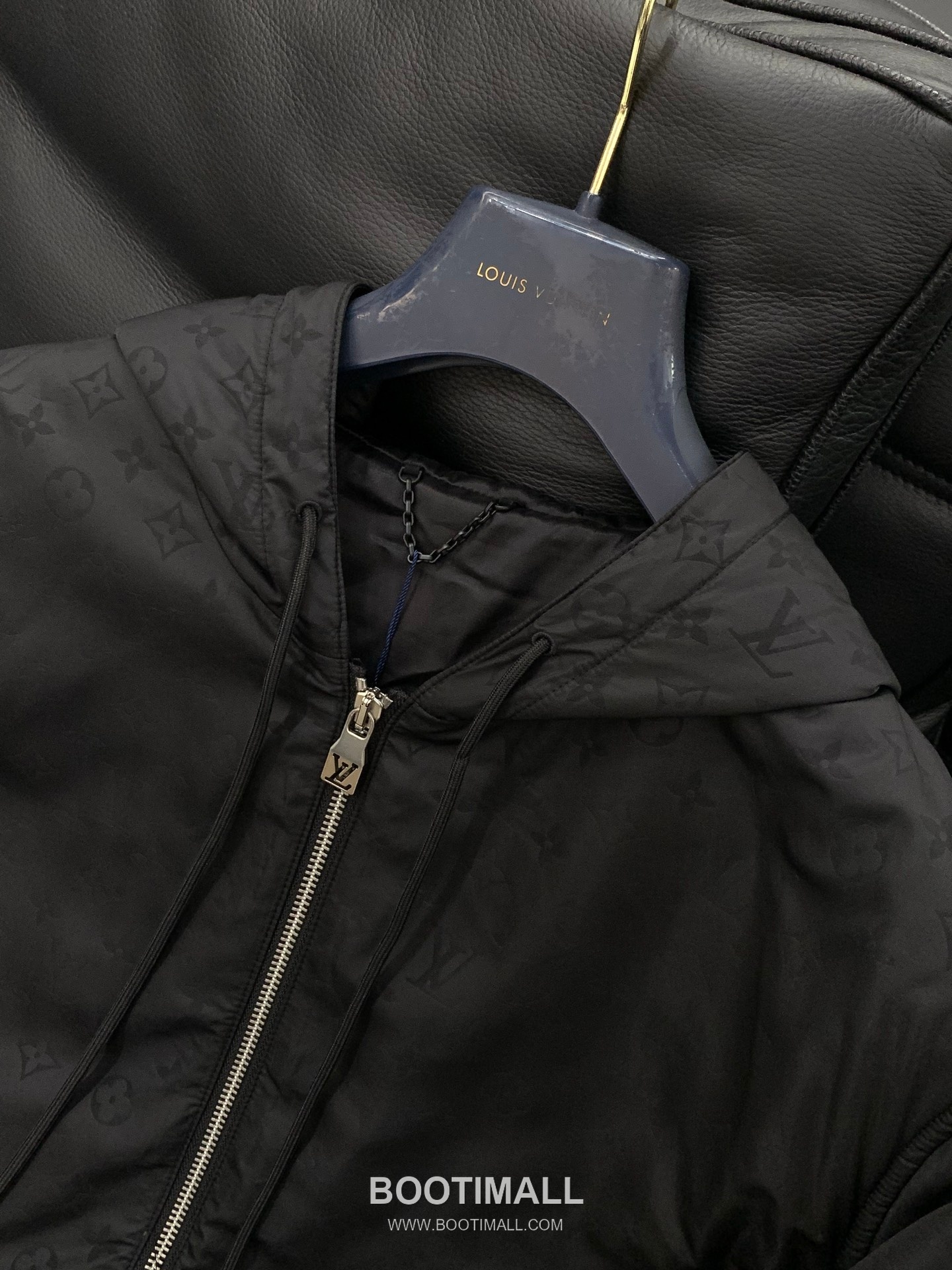 Louis Vuitton SS26 Nylon Light Padding Hooded Jacket with Jacquard Logo Pattern 루이비통 SS26 나일론 라이트 패딩 후드 재킷 자카드 로고 패턴 4