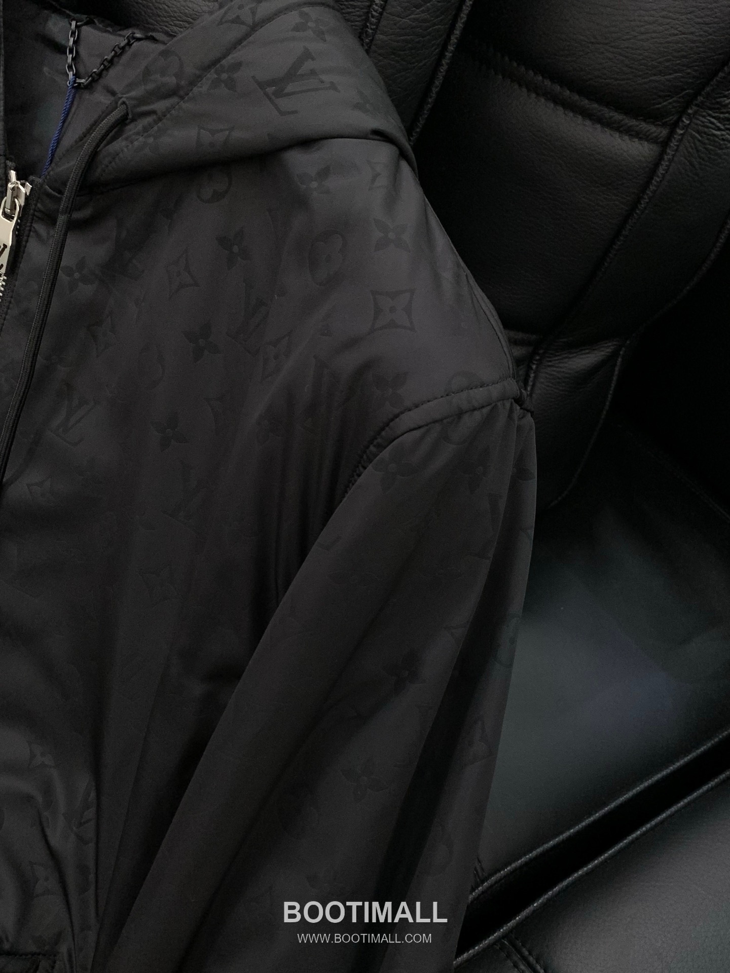 Louis Vuitton SS26 Nylon Light Padding Hooded Jacket with Jacquard Logo Pattern 루이비통 SS26 나일론 라이트 패딩 후드 재킷 자카드 로고 패턴 5