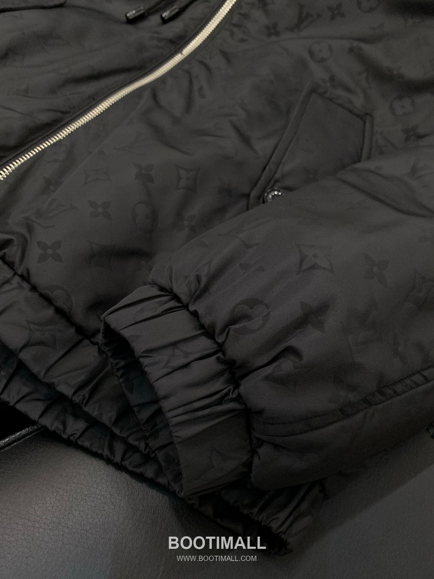 Louis Vuitton SS26 Nylon Light Padding Hooded Jacket with Jacquard Logo Pattern 루이비통 SS26 나일론 라이트 패딩 후드 재킷 자카드 로고 패턴 6