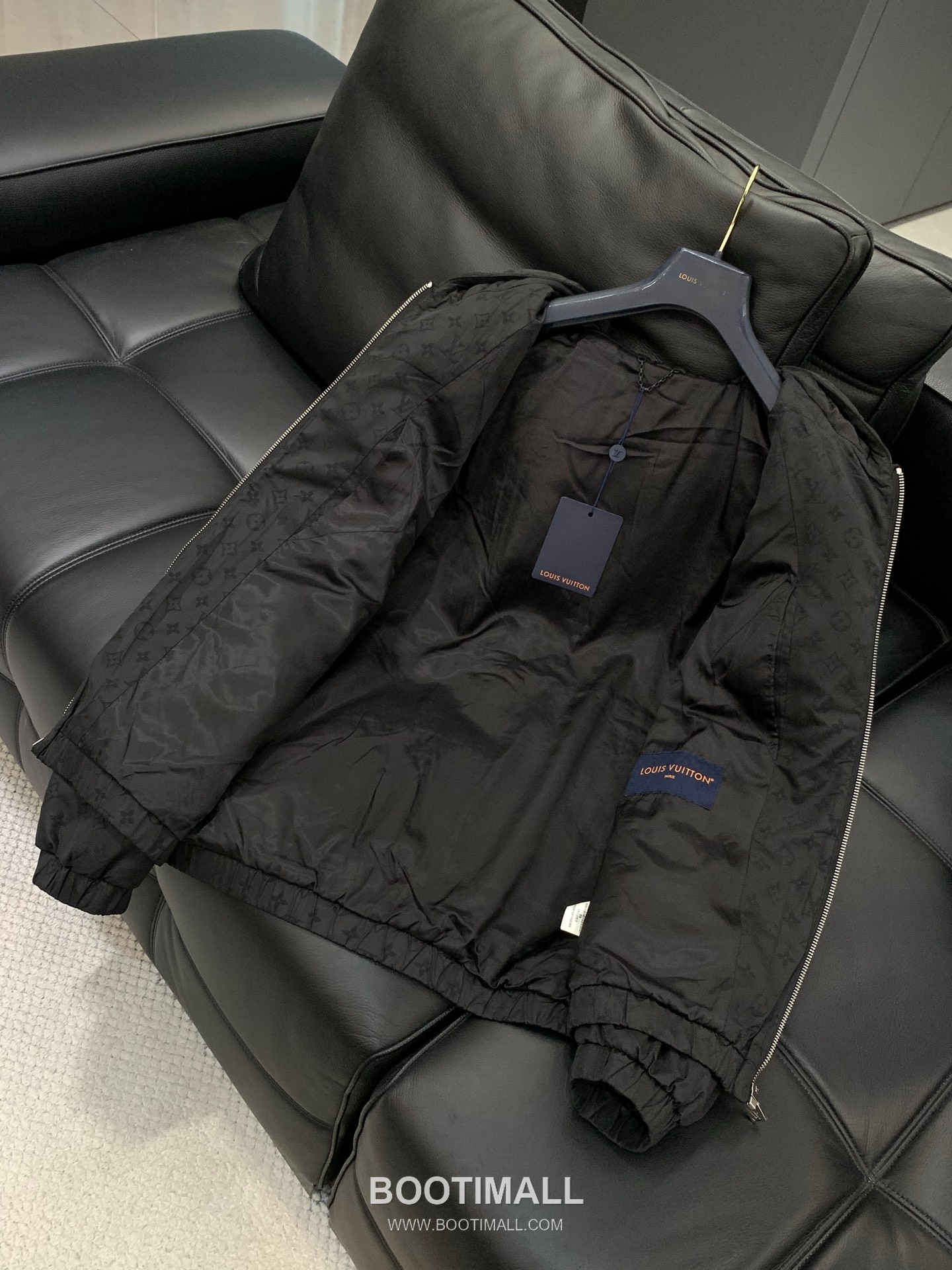 Louis Vuitton SS26 Nylon Light Padding Hooded Jacket with Jacquard Logo Pattern 루이비통 SS26 나일론 라이트 패딩 후드 재킷 자카드 로고 패턴 8