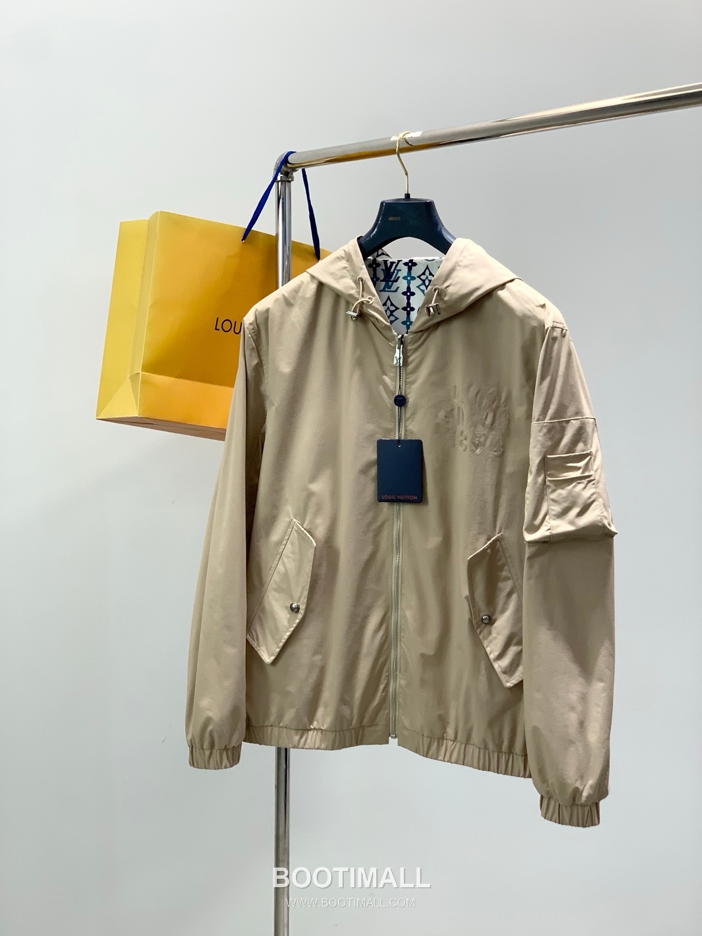 Louis Vuitton SS26 Nylon Reversible Hooded Jacket with Embroidered and Printed Logo 루이비통 SS26 나일론 리버서블 후드 재킷 자수 프린트 로고 1