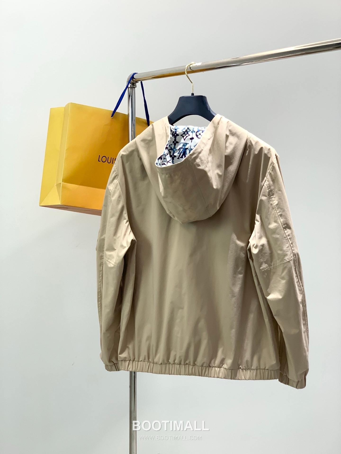 Louis Vuitton SS26 Nylon Reversible Hooded Jacket with Embroidered and Printed Logo 루이비통 SS26 나일론 리버서블 후드 재킷 자수 프린트 로고 2