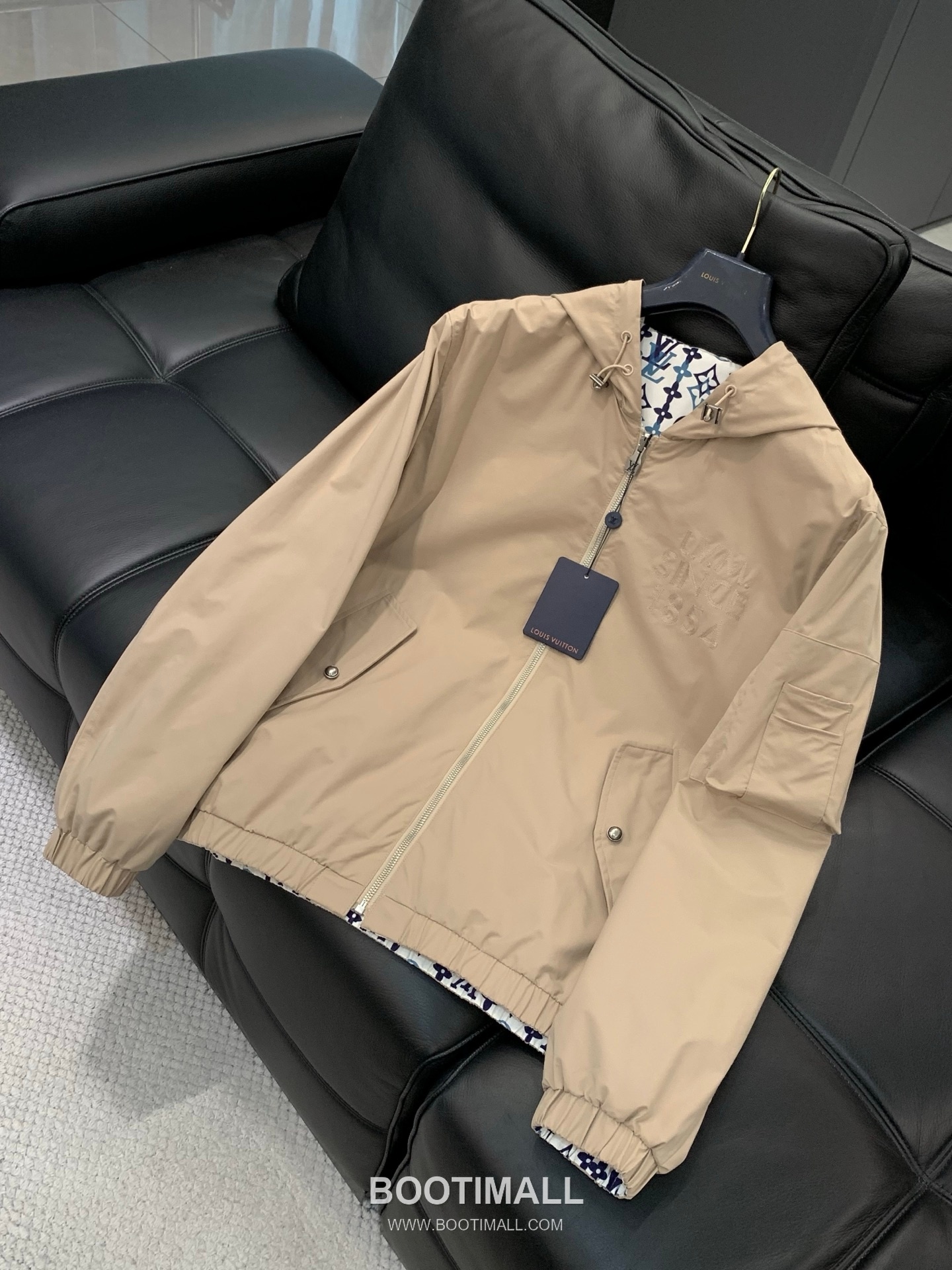 Louis Vuitton SS26 Nylon Reversible Hooded Jacket with Embroidered and Printed Logo 루이비통 SS26 나일론 리버서블 후드 재킷 자수 프린트 로고 3